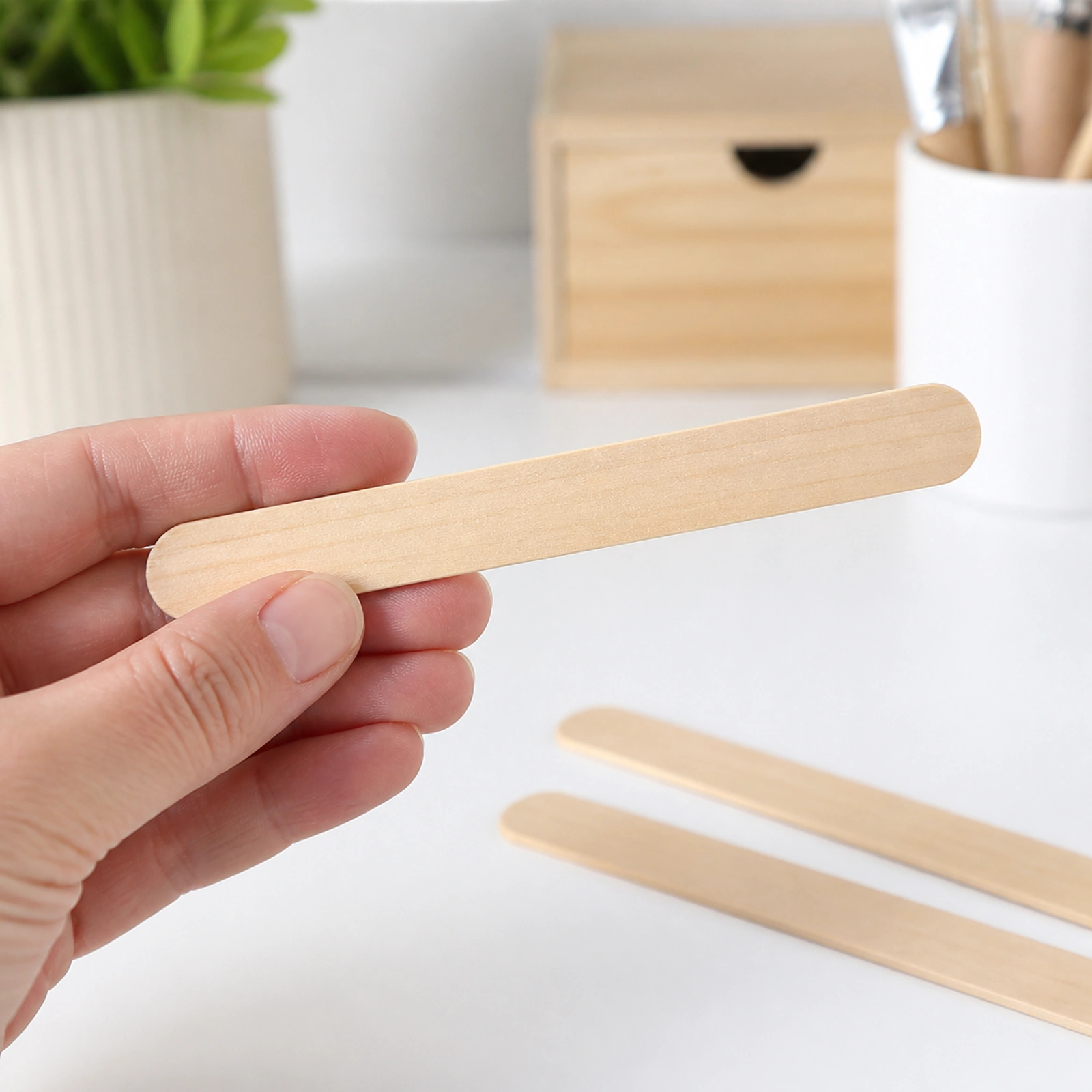 Palito de madera de 18 x 150 mm sostenido en la mano