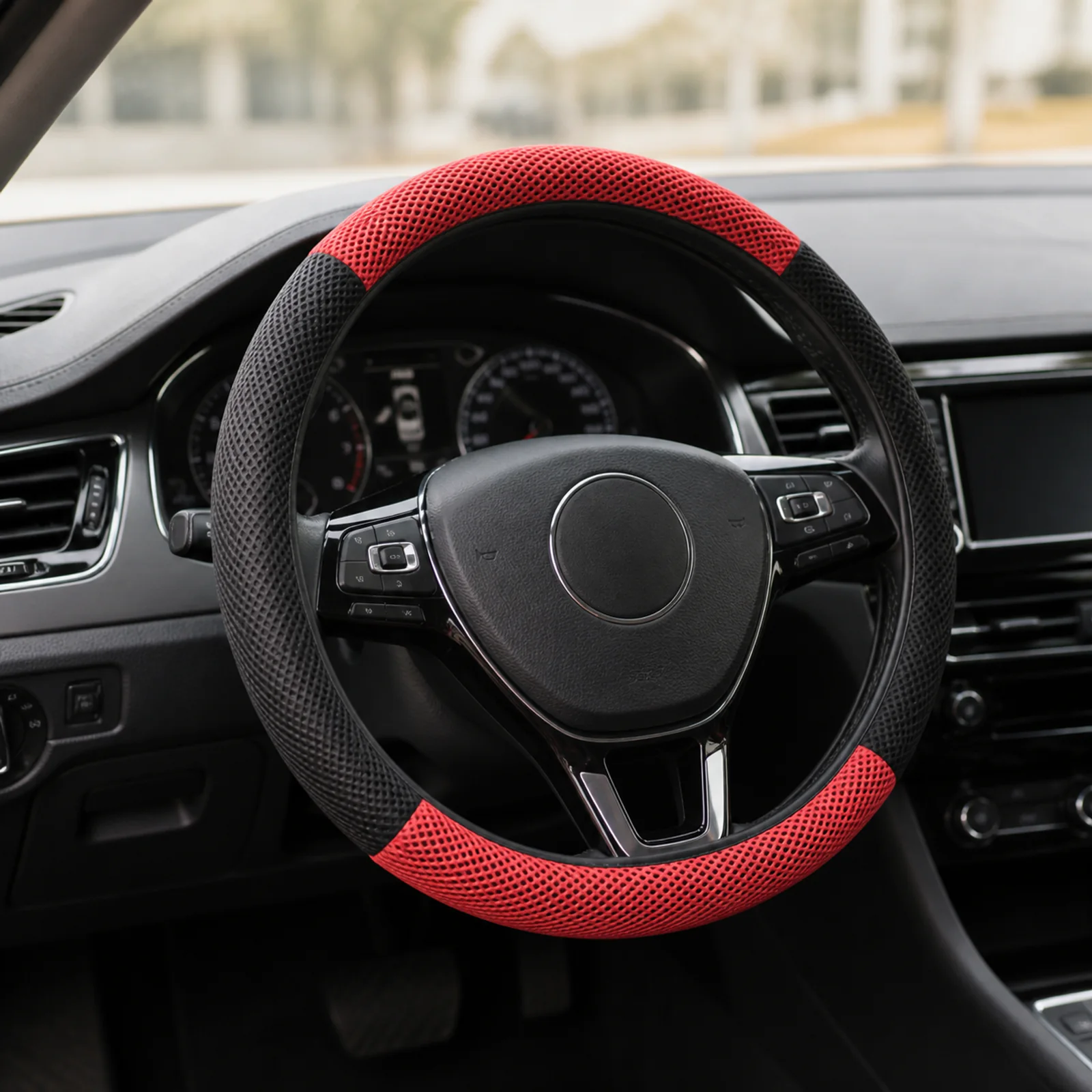 Funda roja y negra instalada en un volante