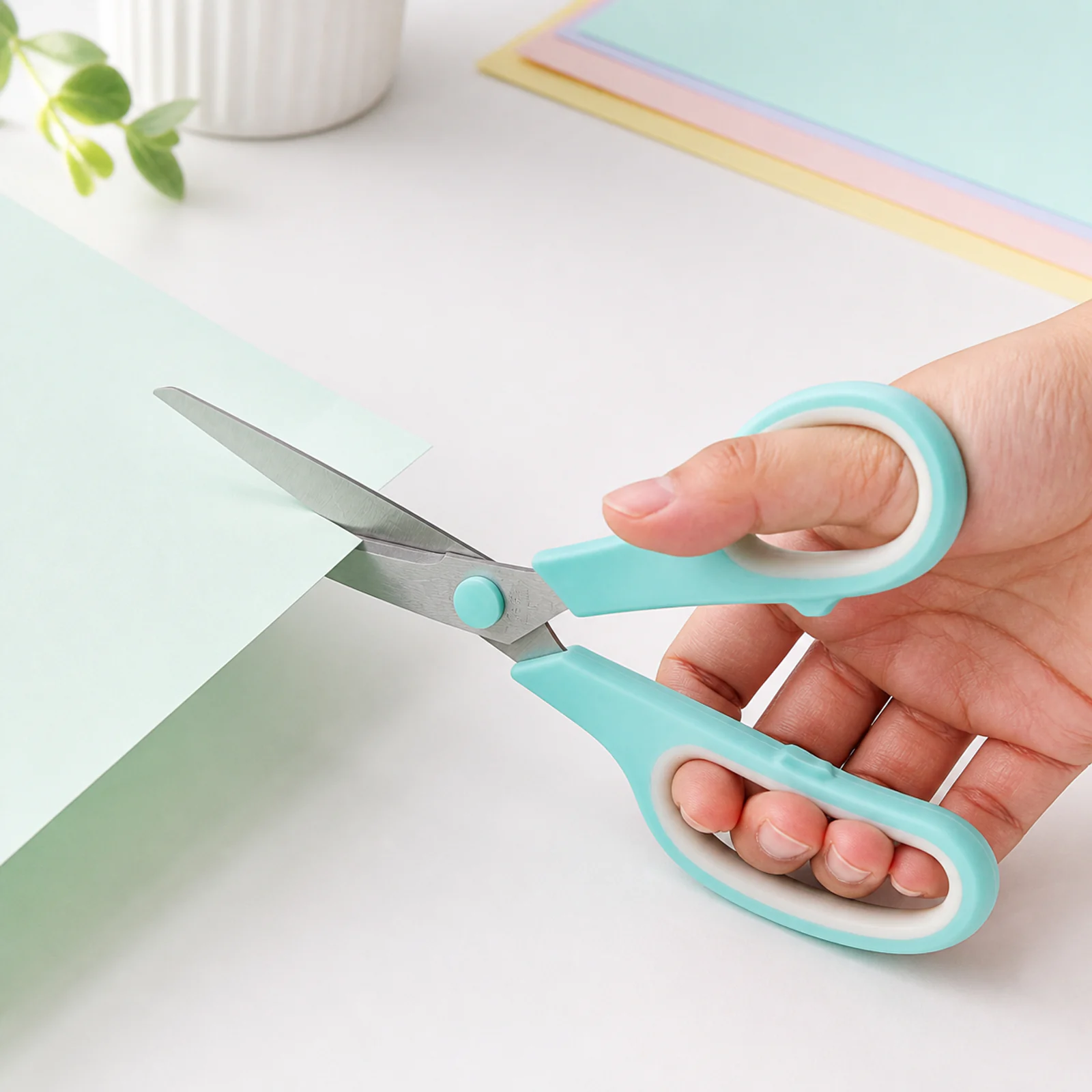 Tijeras menta de 7.5 pulgadas cortando papel pastel