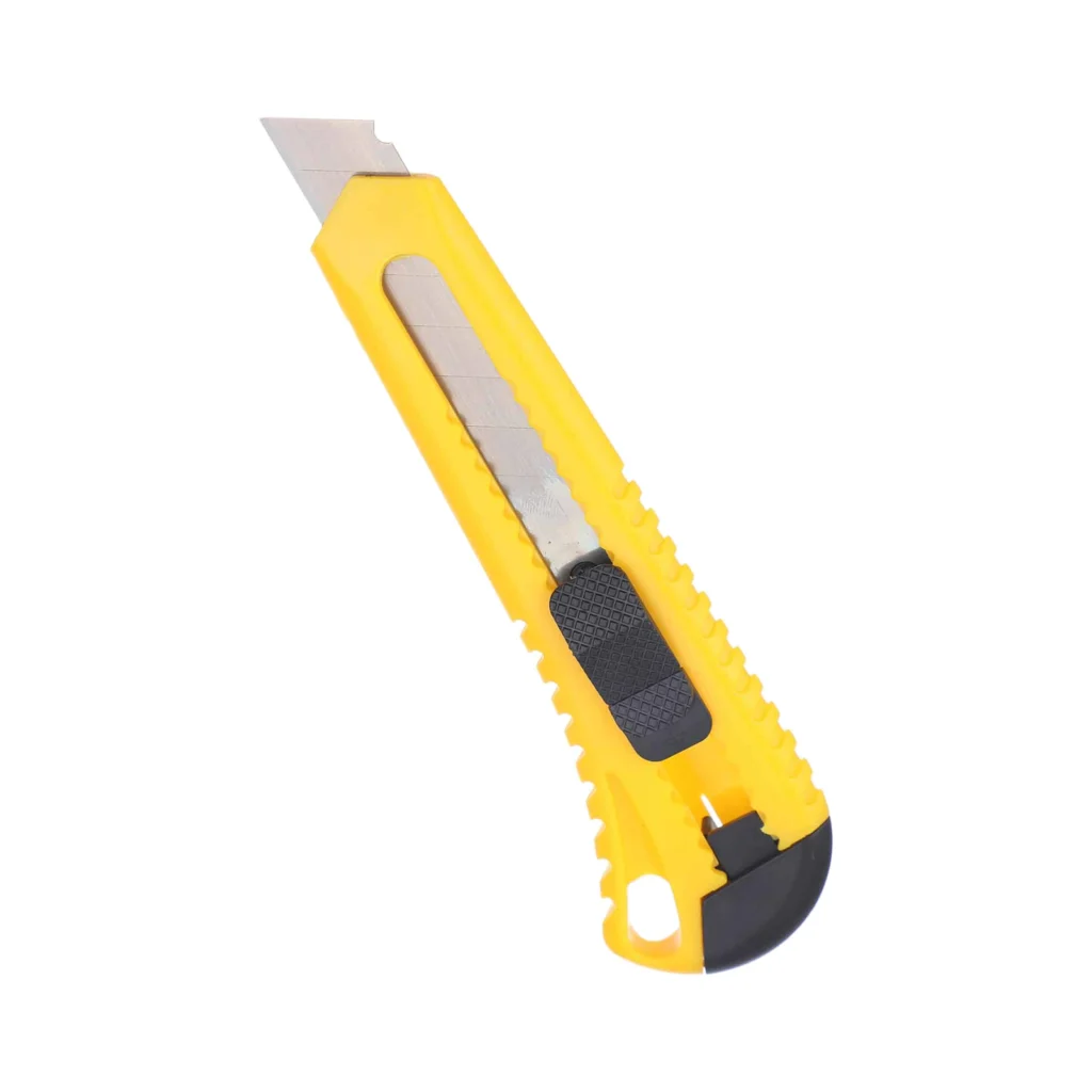 Cutter BC096 amarillo de 18 mm con hoja segmentada retractil sobre fondo blanco