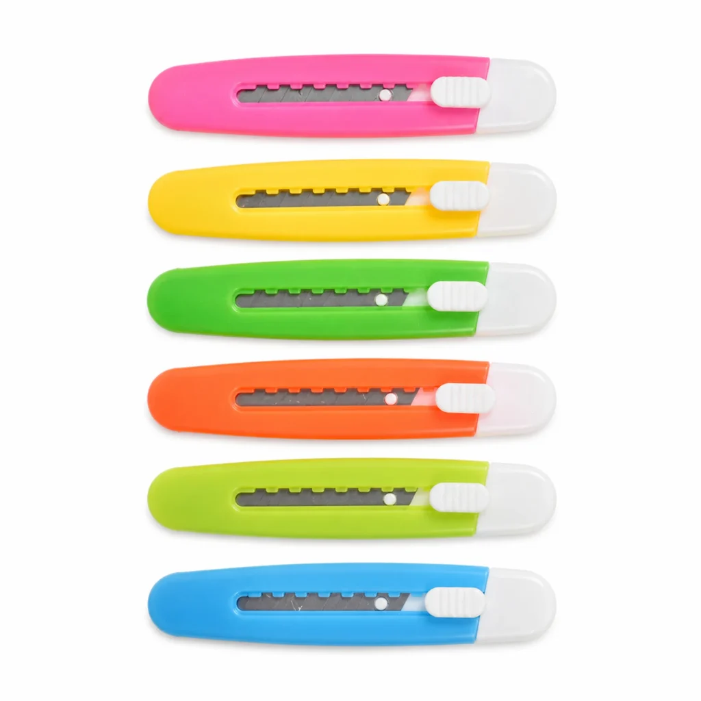 Set de 6 cutters economicos de seguridad en colores surtidos