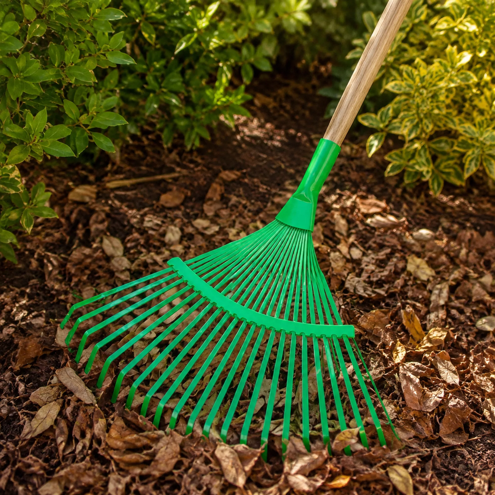 Herramienta de jardinería SKU 40050 utilizada en una escena real de trabajo, imagen 4