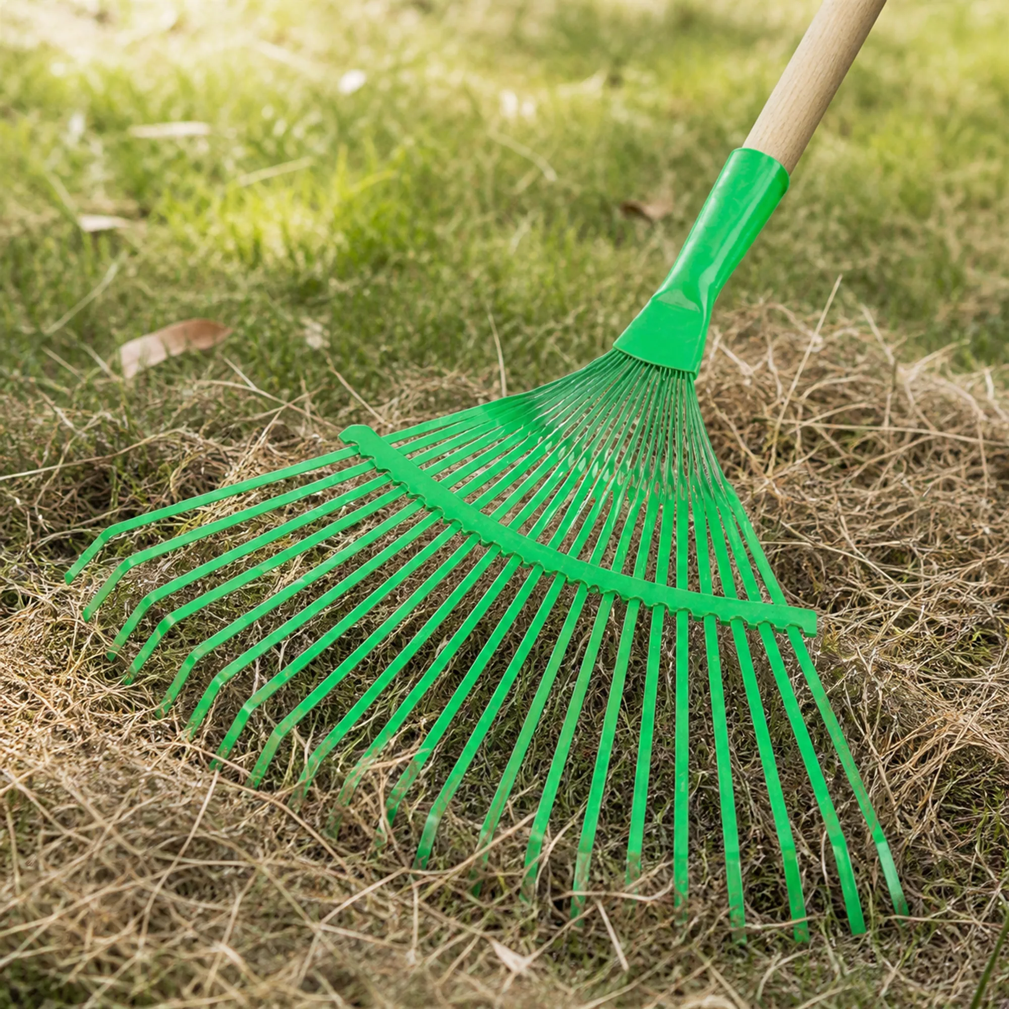 Herramienta de jardinería SKU 40050 utilizada en una escena real de trabajo, imagen 2