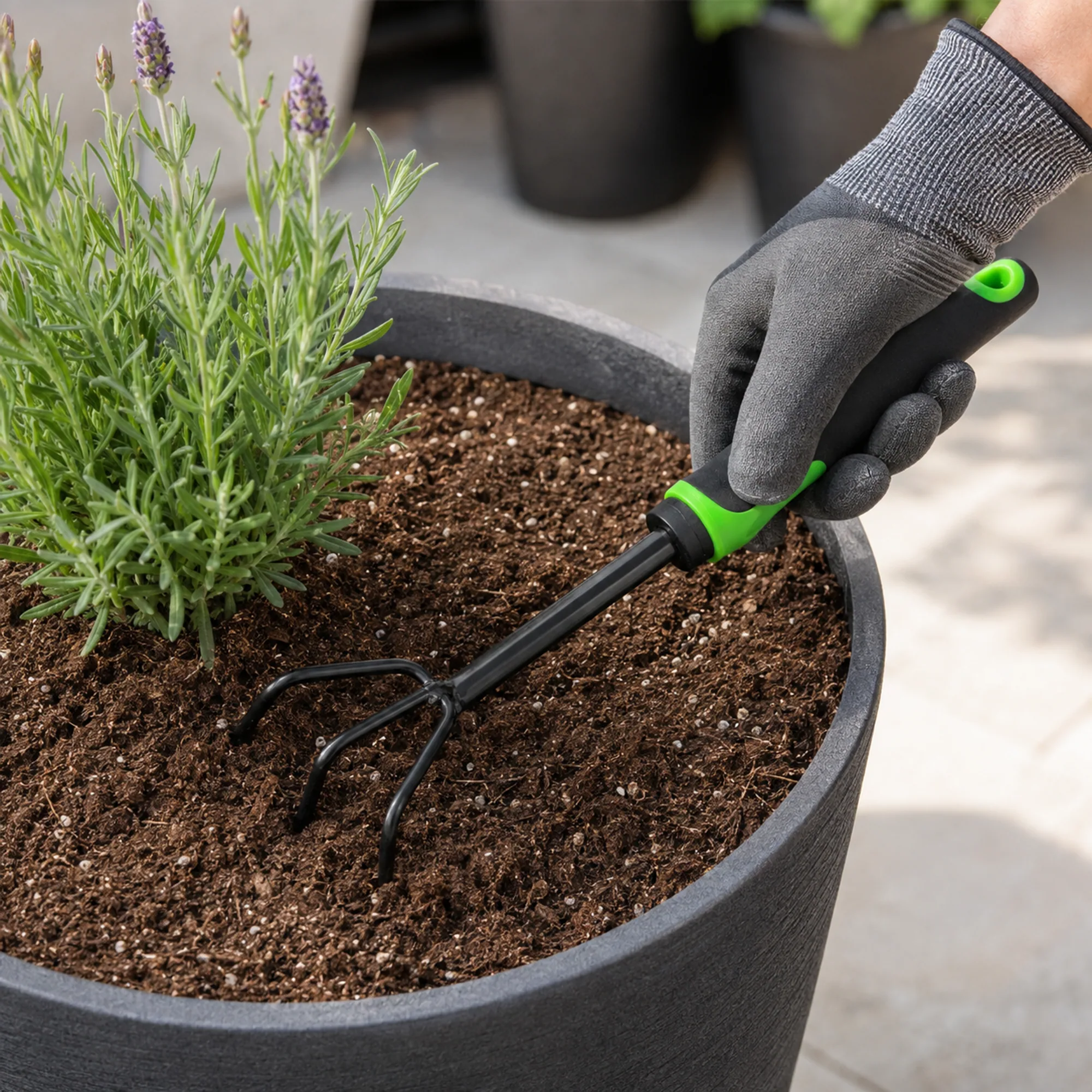 Herramienta de jardinería SKU 40052 utilizada en una escena real de trabajo, imagen 3