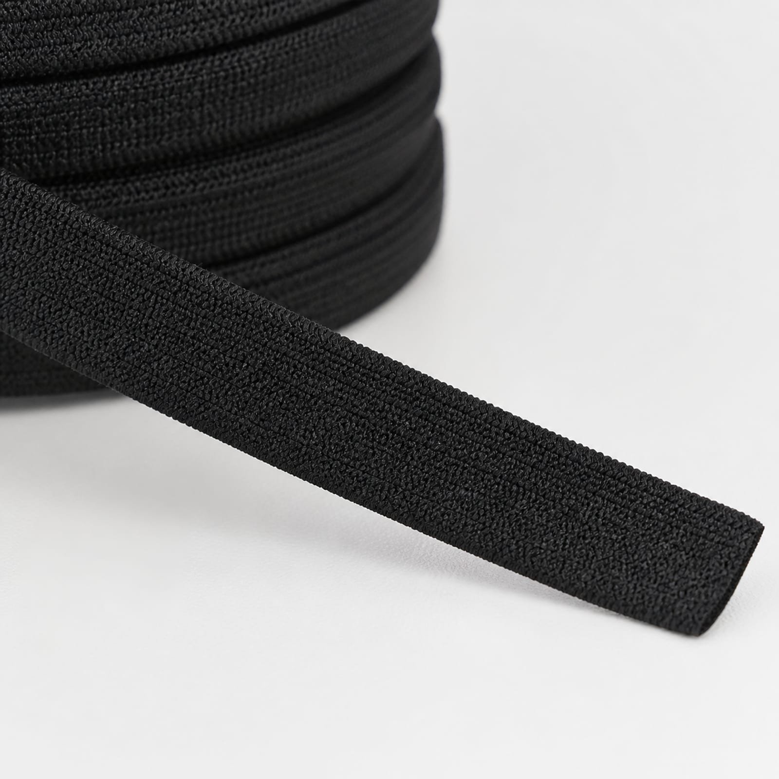 Detalle del tejido de cinta elástica negra de 10 mm