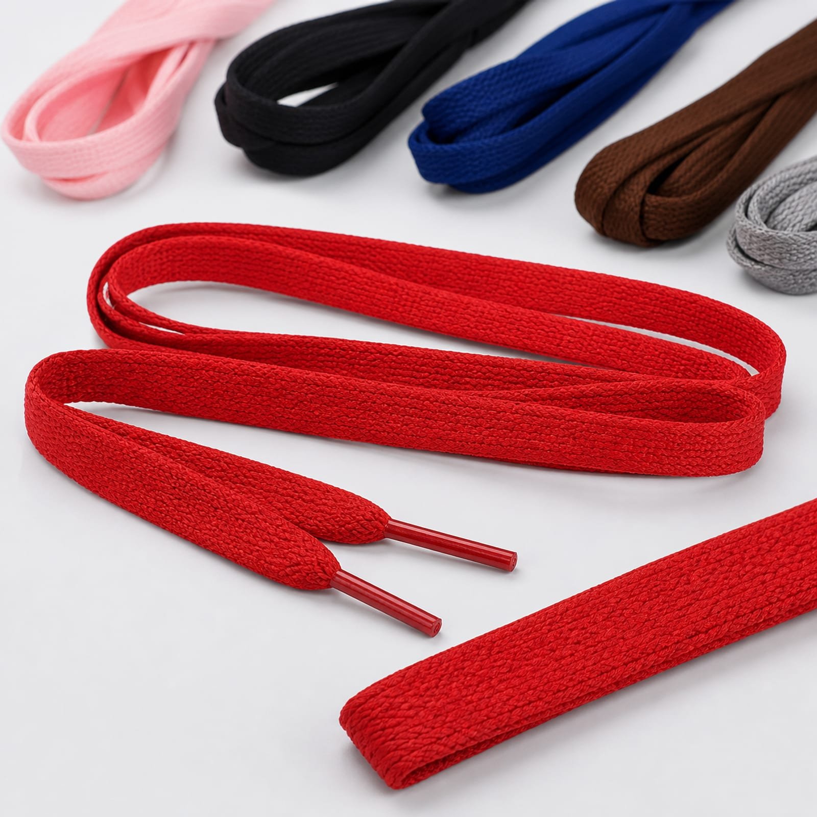 Vista angular de cordones planos surtidos en seis colores