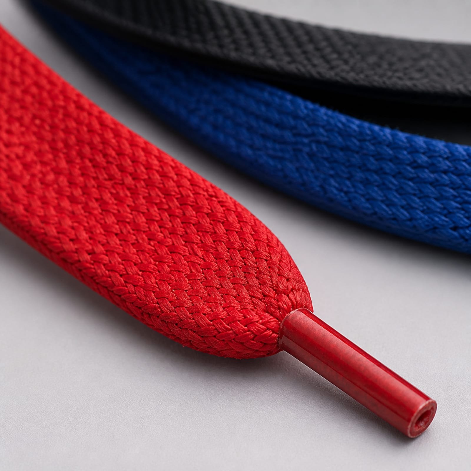 Detalle del tejido plano y punta plástica de los cordones surtidos