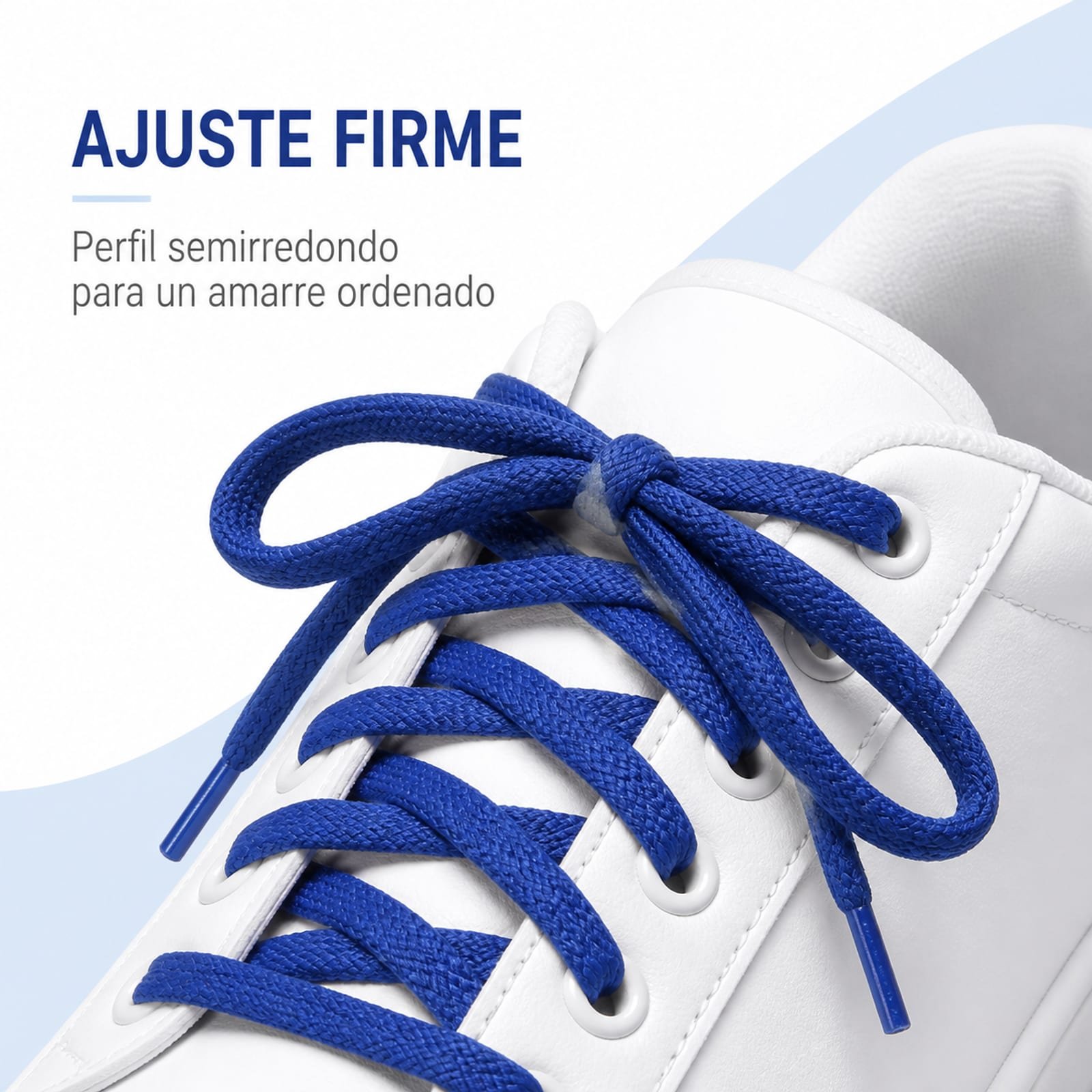 Cordones semirredondos azules con amarre firme y ordenado en zapatilla
