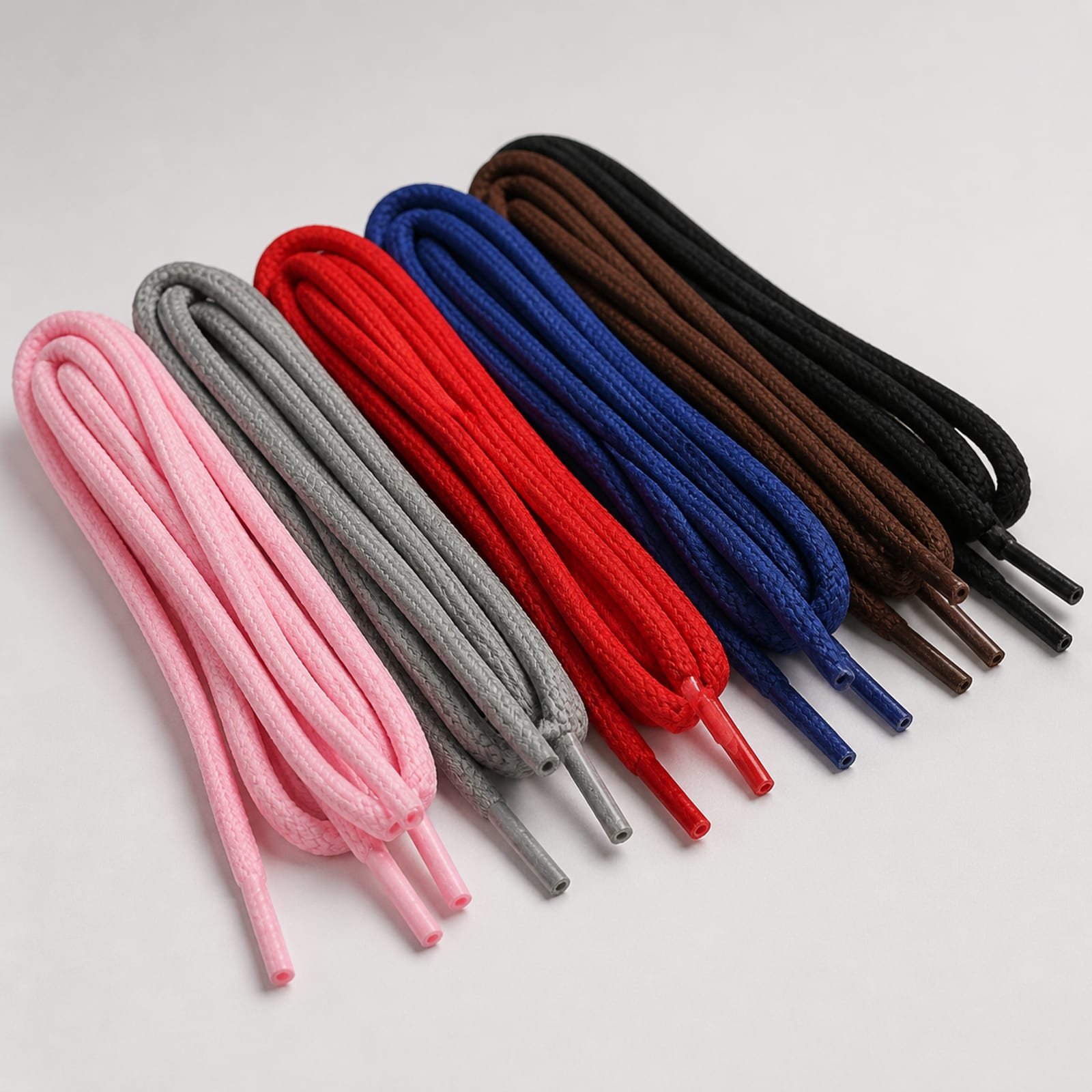 Vista diagonal de cordones semirredondos surtidos en seis colores