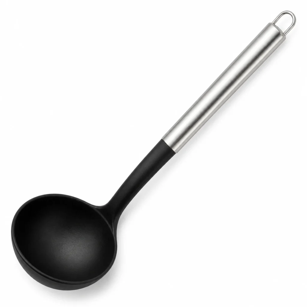Cucharon para sopa de nylon de 33 cm con mango metalico SKU 60784