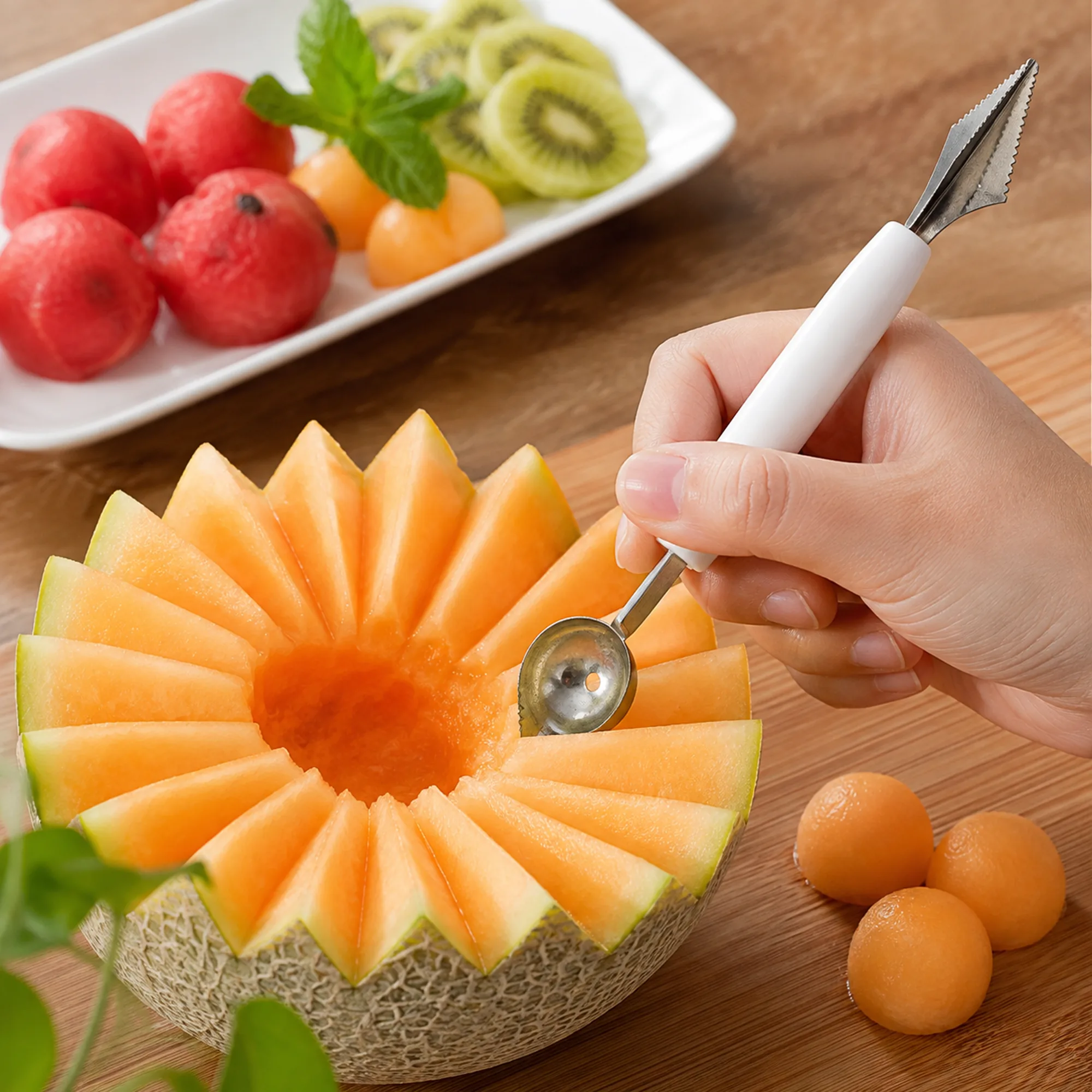 Utensilio 2 en 1 preparando una bandeja de frutas