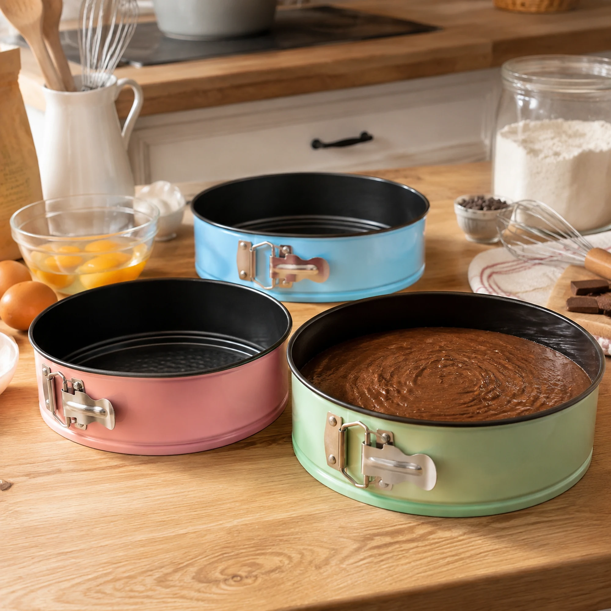 Preparación de torta de chocolate en molde verde