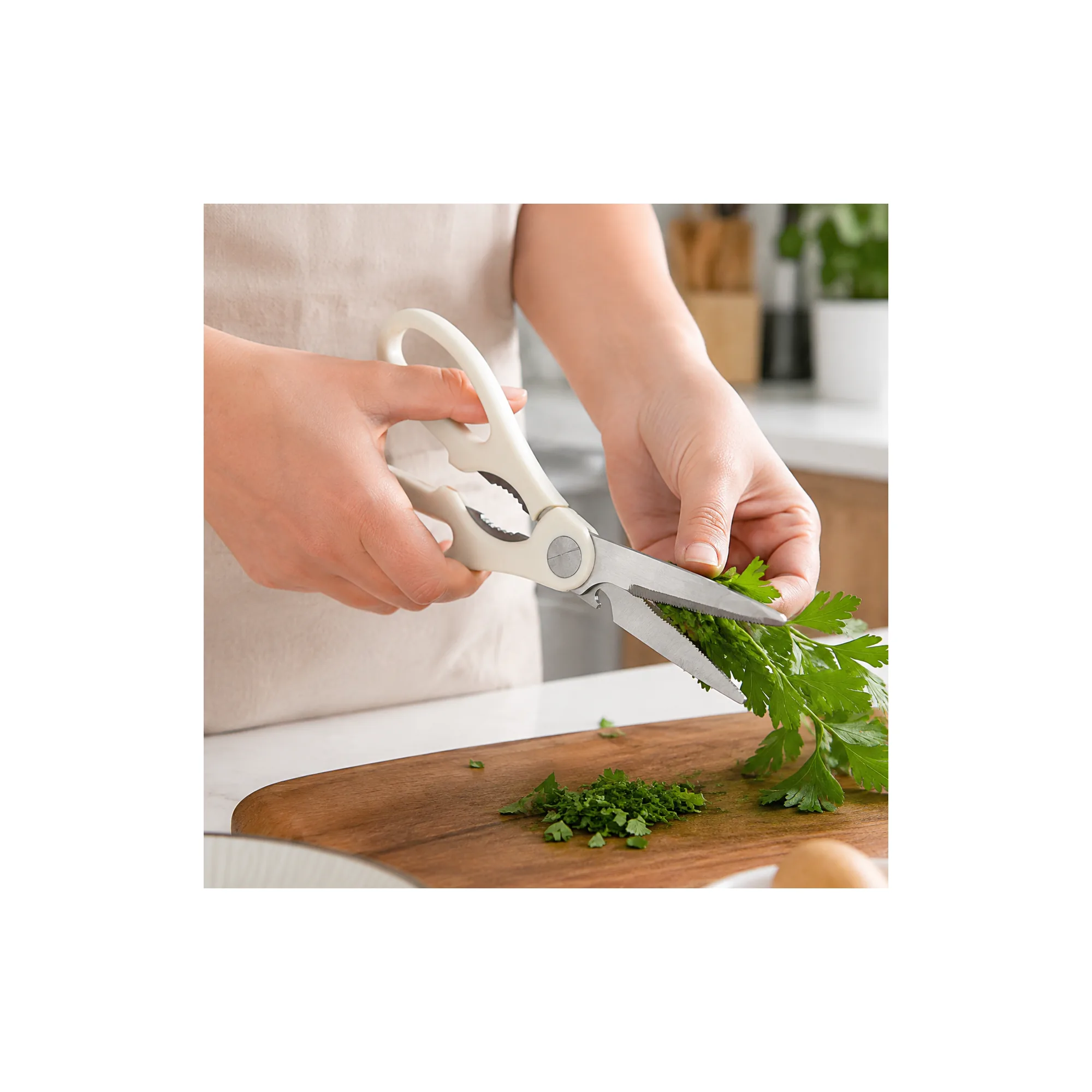 Tijeras de cocina cortando hierbas frescas