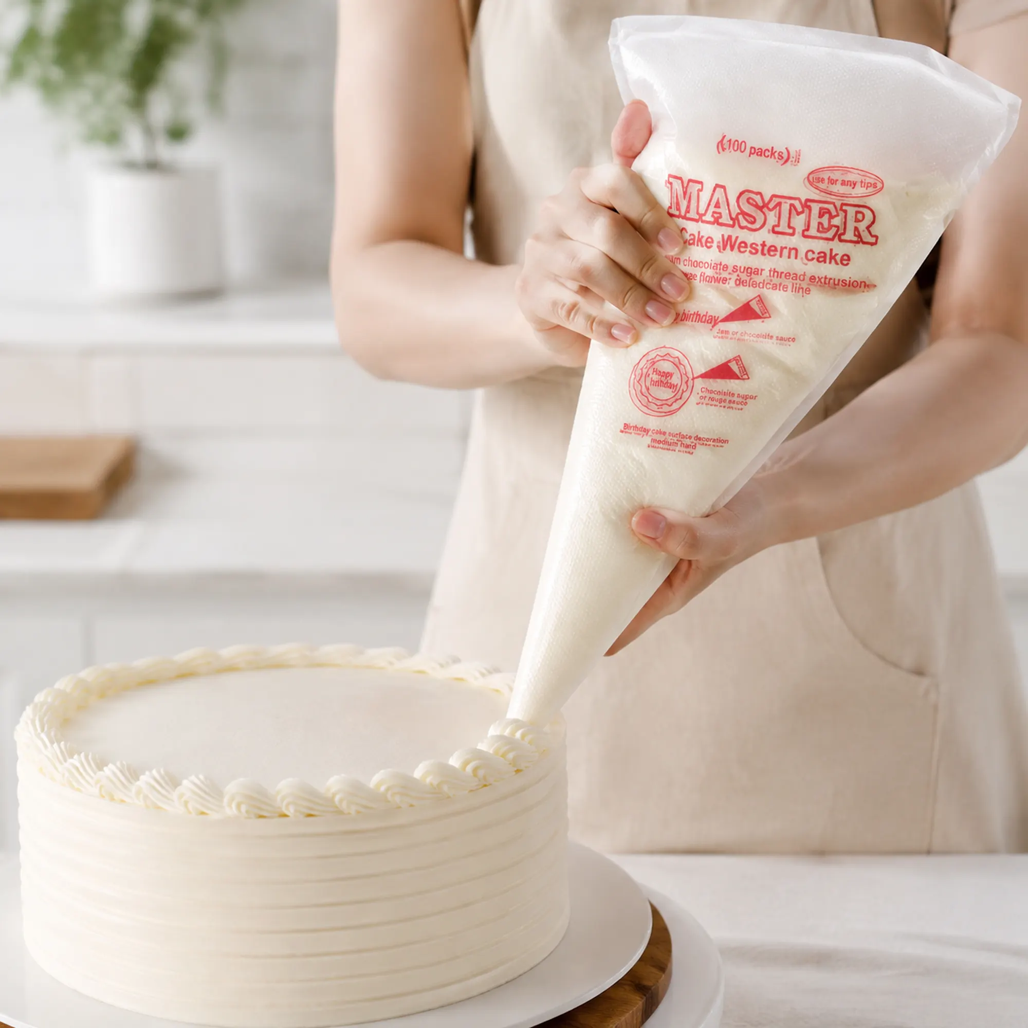 Manga pastelera grande decorando una torta con crema