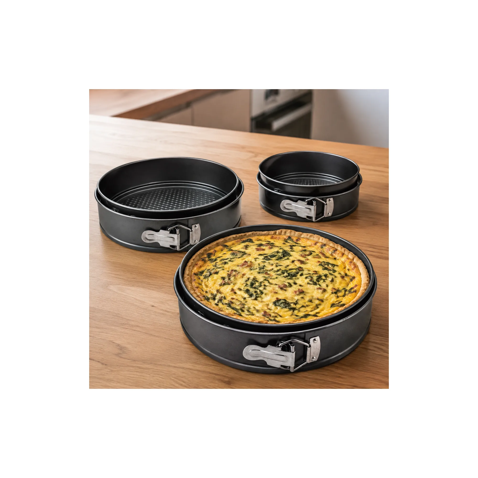 Molde redondo grande con quiche horneado
