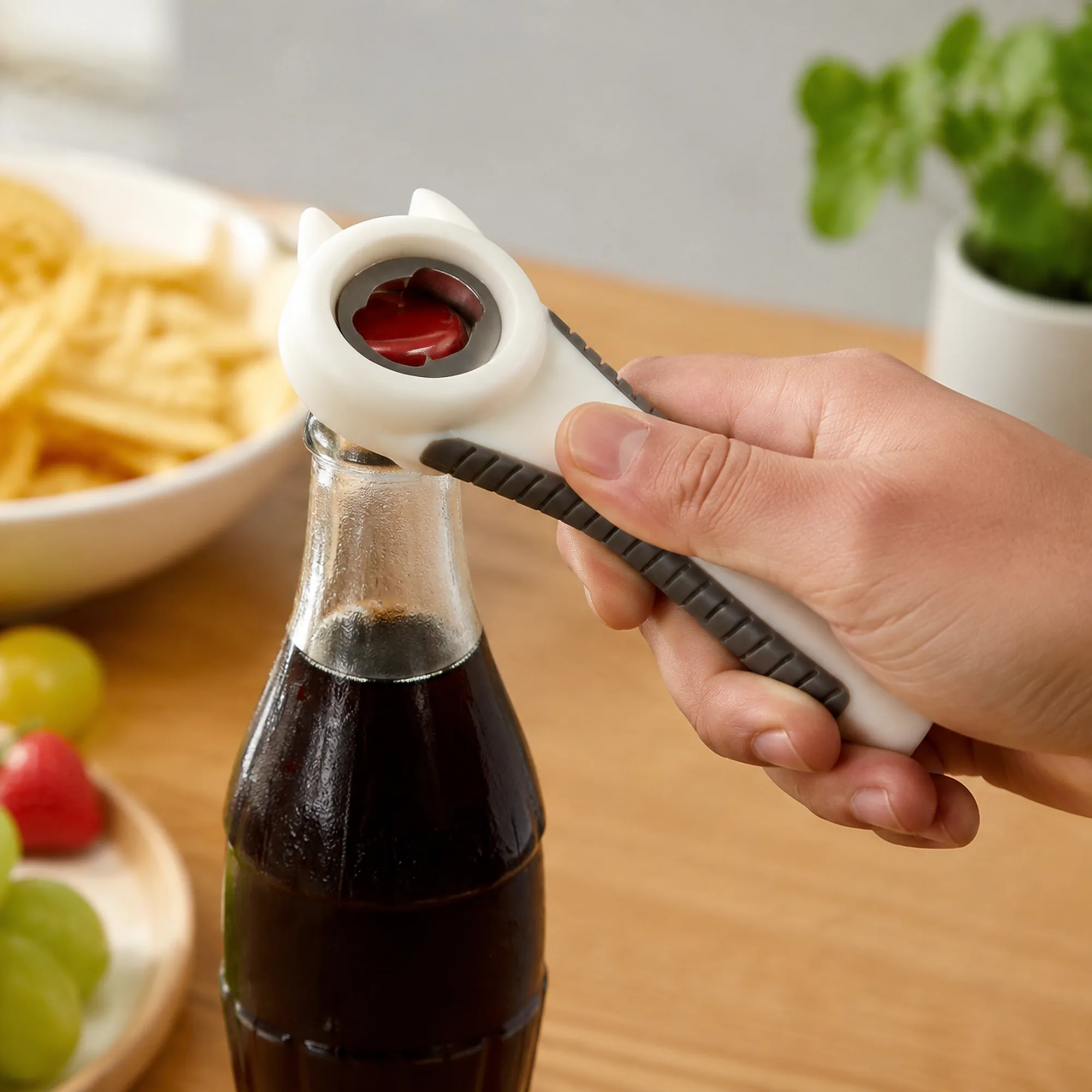 Abrebotellas con mango antideslizante usado en una reunión