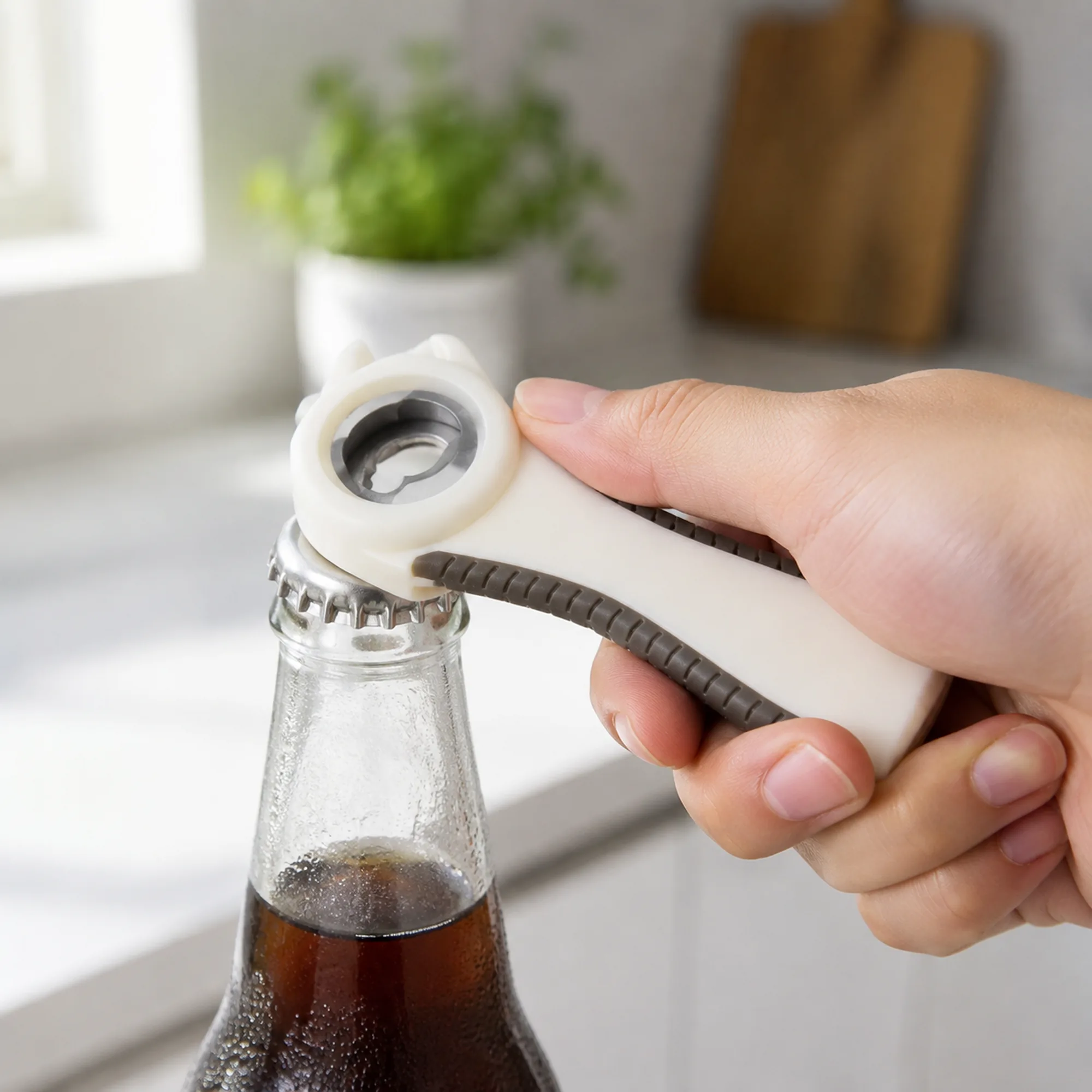 Abrebotellas manual retirando una tapa corona en la cocina