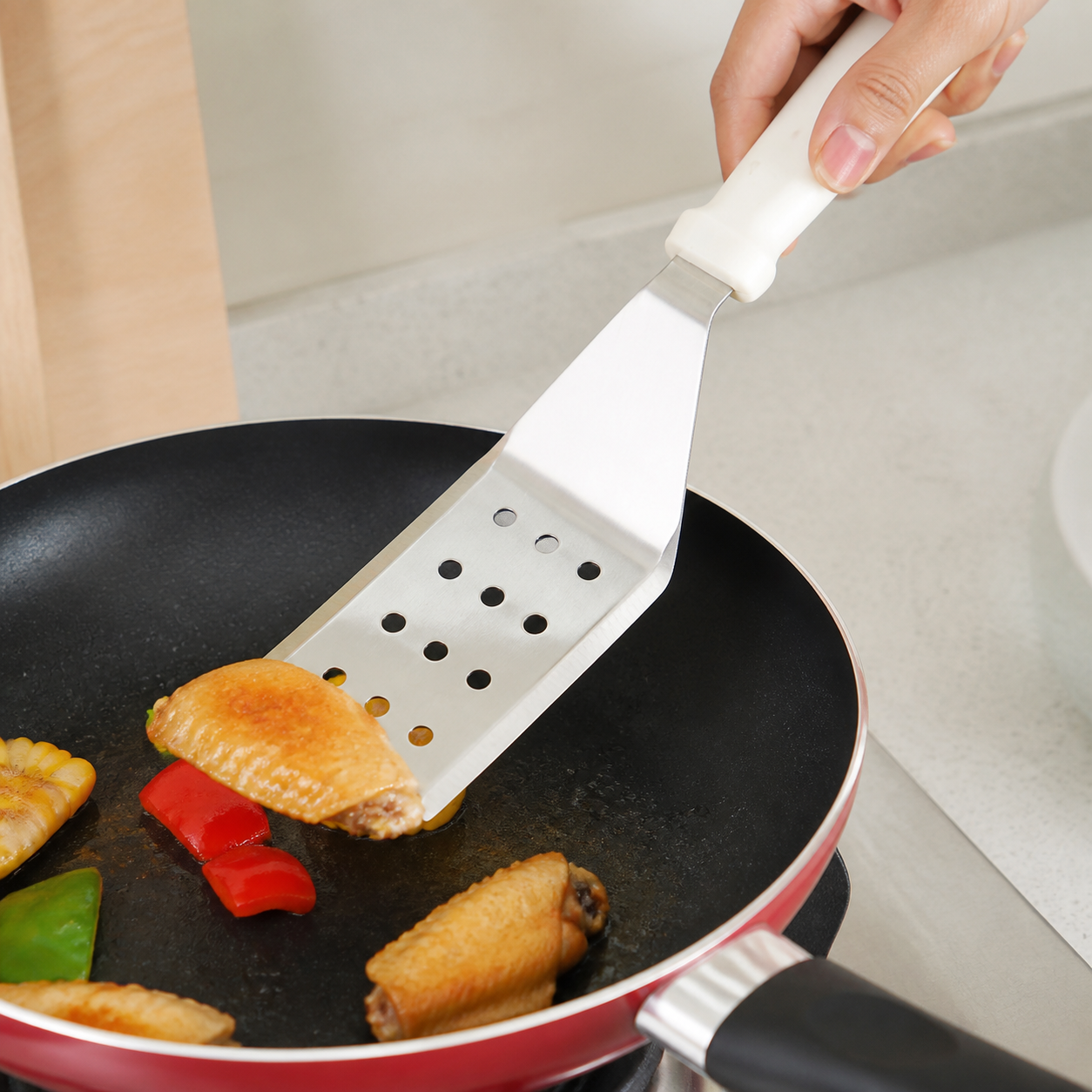 Espátula ancha perforada para cocina, hoja metálica y mango blanco, 30 cm - Imagen 5