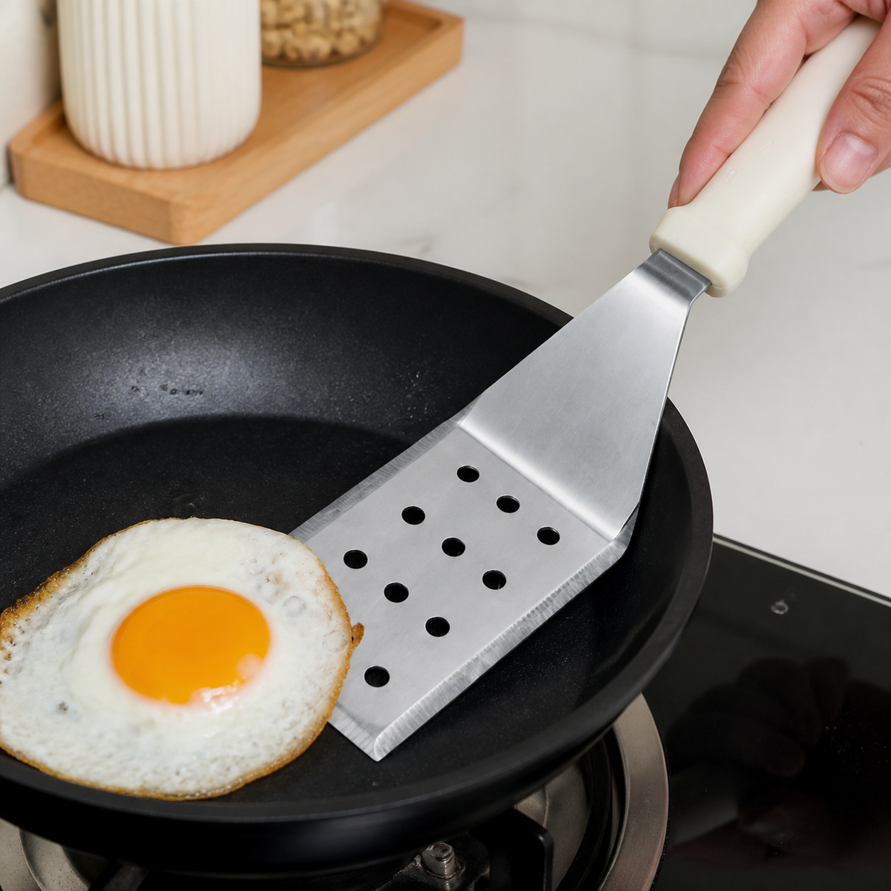 Espátula ancha perforada para cocina, hoja metálica y mango blanco, 30 cm - Imagen 6