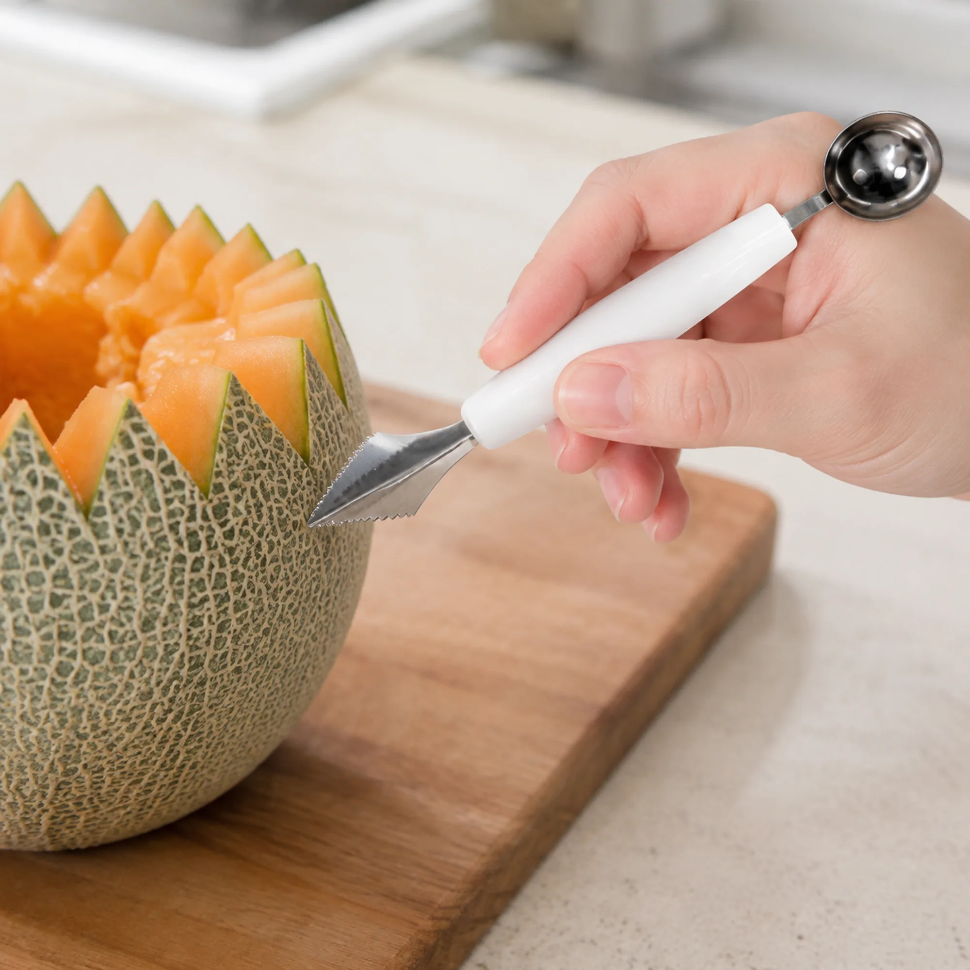 Cortador dentado creando un borde decorativo en melón