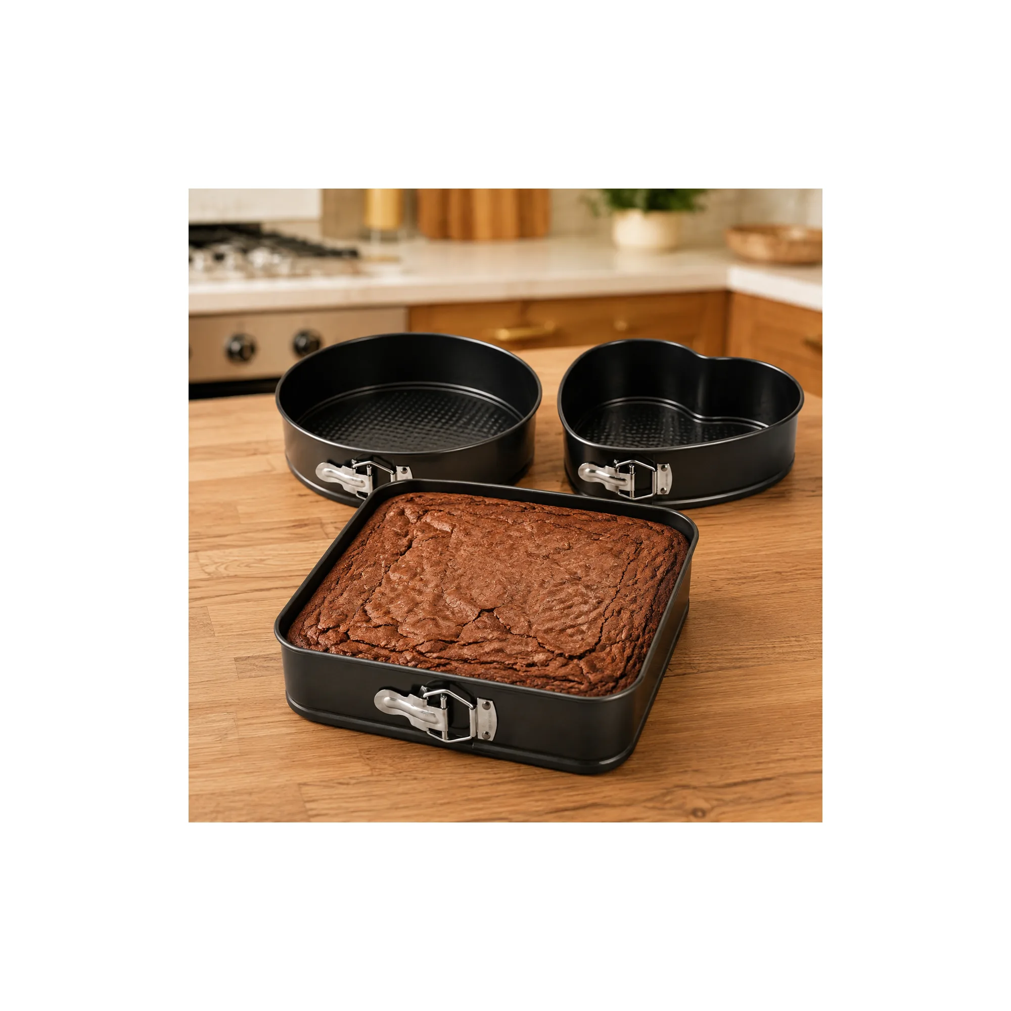 Molde desmontable cuadrado con brownie horneado