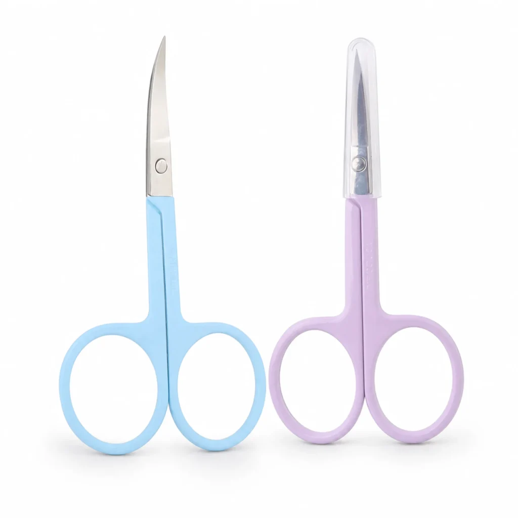 Tijeras de belleza con hoja curva en colores azul y lila con protector
