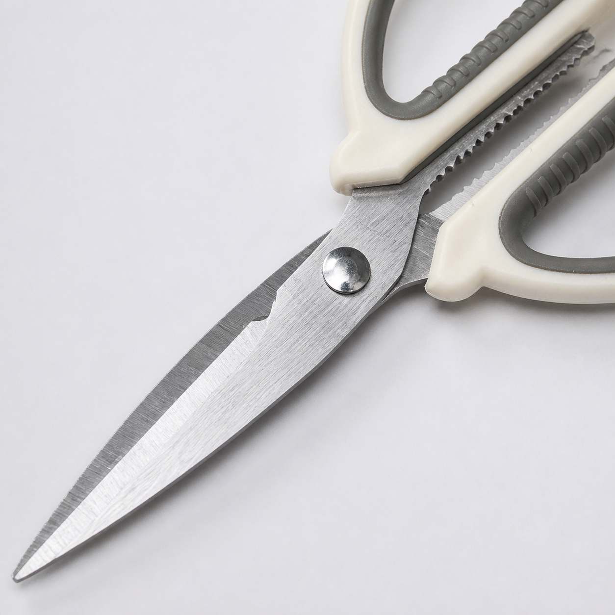 Tijeras de cocina compactas multiuso con hojas metálicas y agarre antideslizante, 15,5 cm - Imagen 3