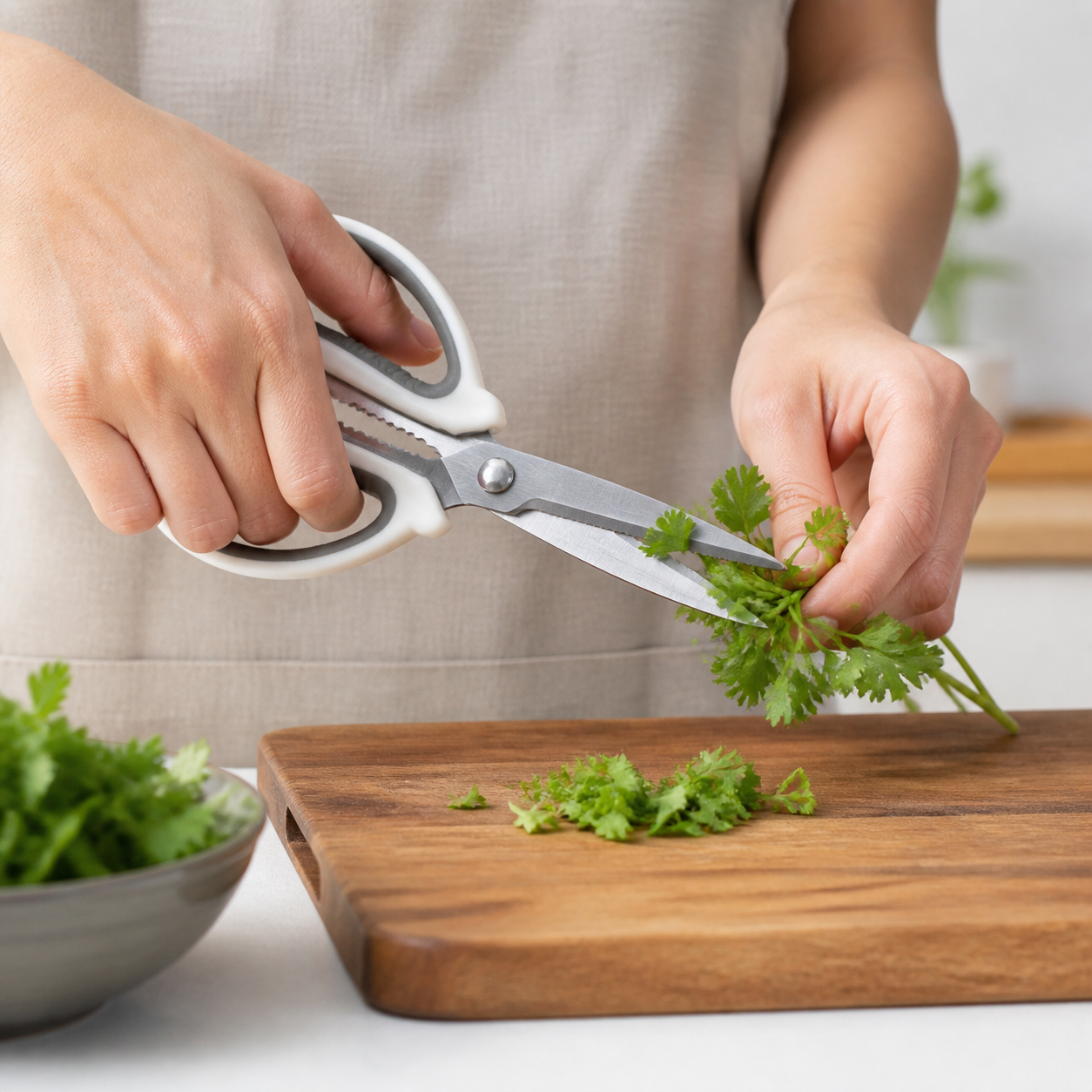 Tijeras de cocina compactas multiuso con hojas metálicas y agarre antideslizante, 15,5 cm - Imagen 5
