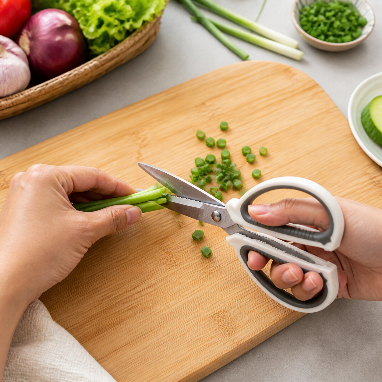Tijeras de cocina compactas multiuso con hojas metálicas y agarre antideslizante, 15,5 cm - Imagen 6