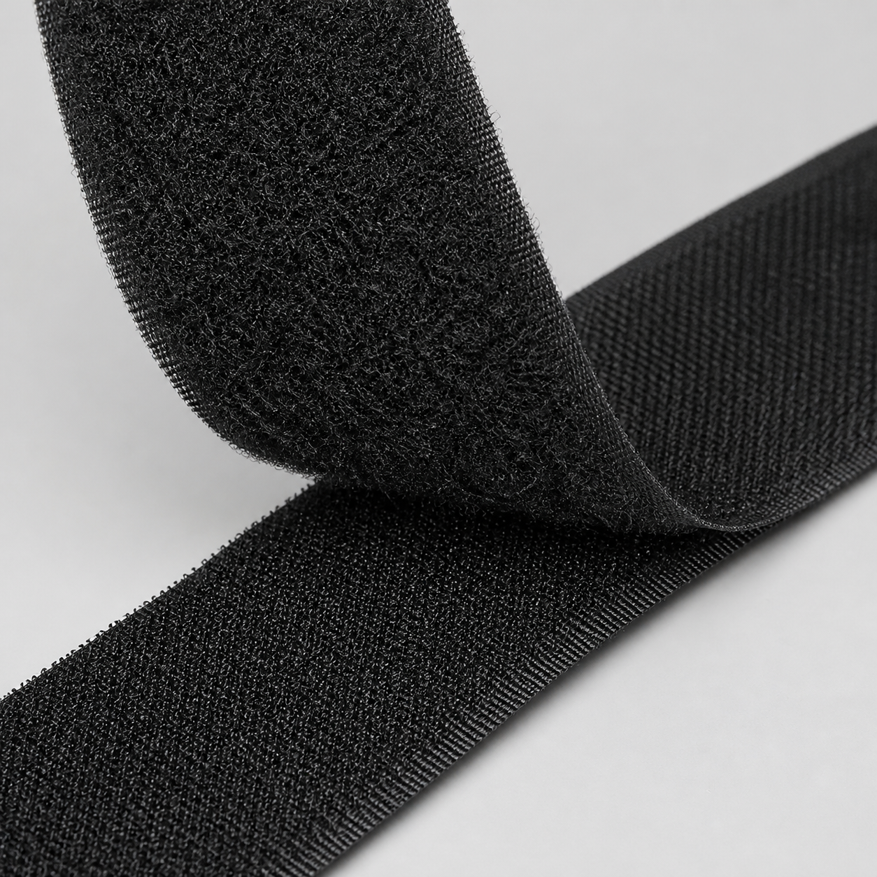 Detalle de las superficies de gancho y felpa del velcro negro