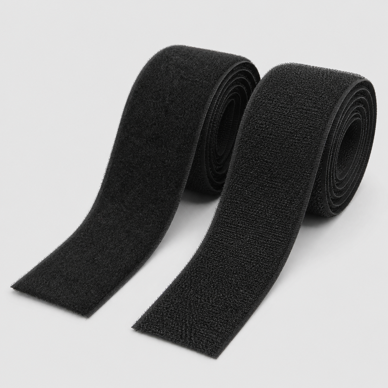 Dos tiras de velcro negro de 4 x 50 cm en vista angular