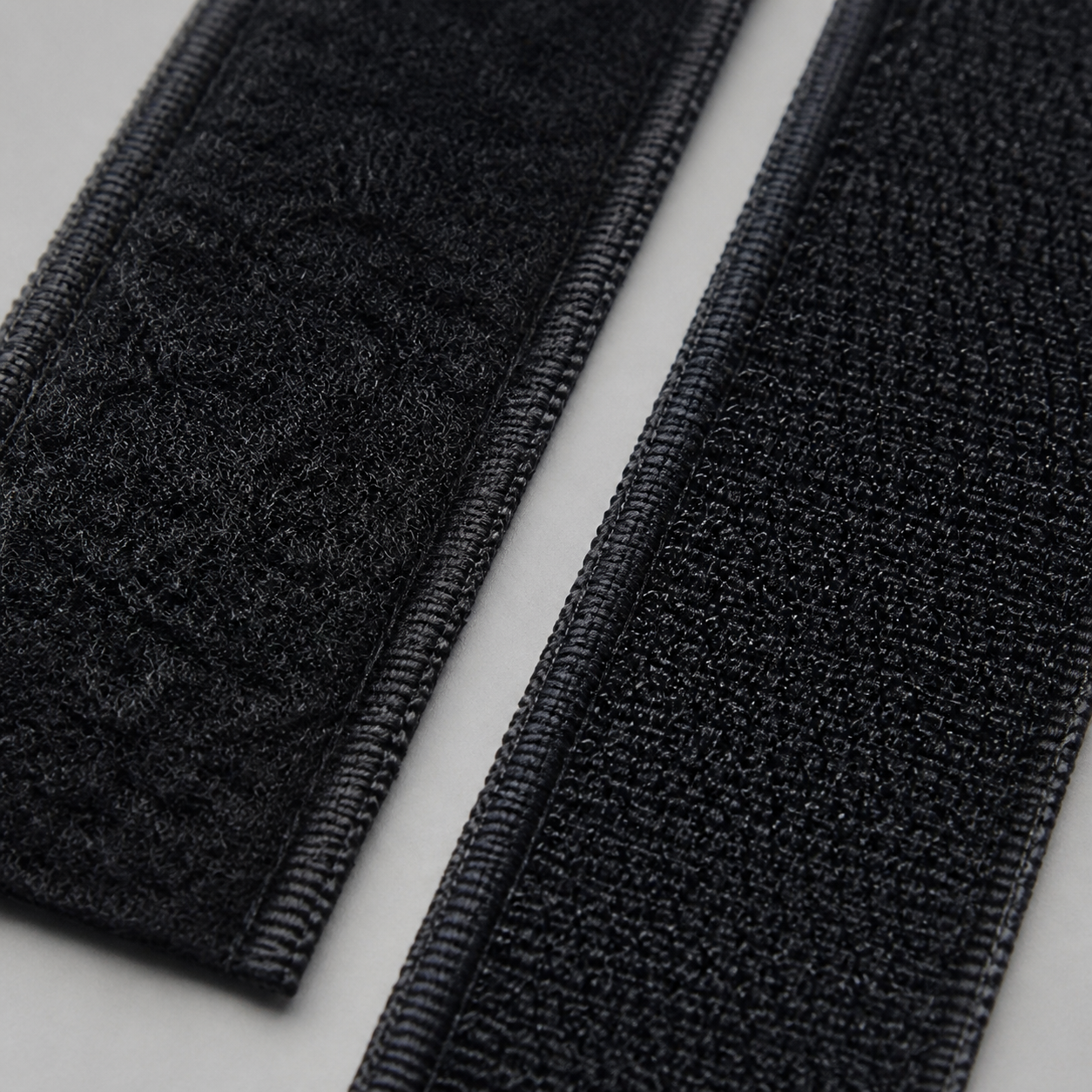 Detalle de las superficies de gancho y felpa del velcro negro