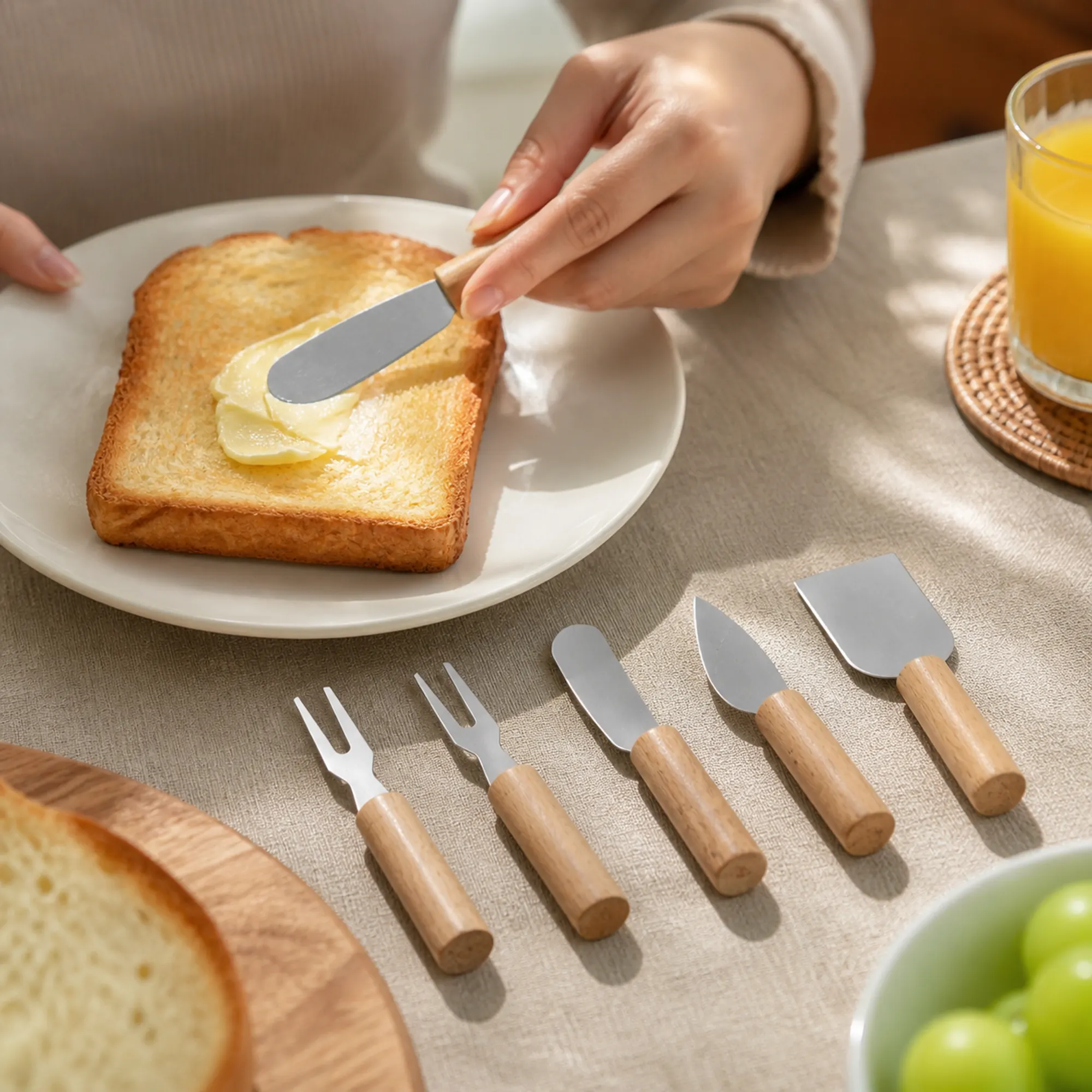 Esparcidor recto pequeño untando mantequilla sobre pan tostado