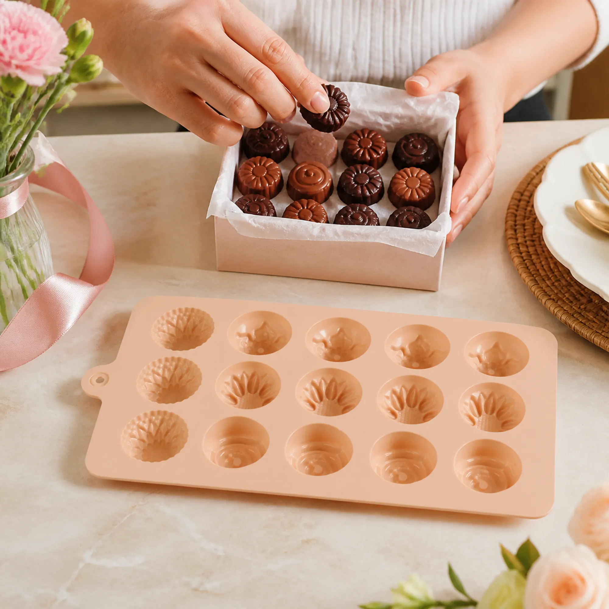Chocolates florales preparados como regalo junto al molde