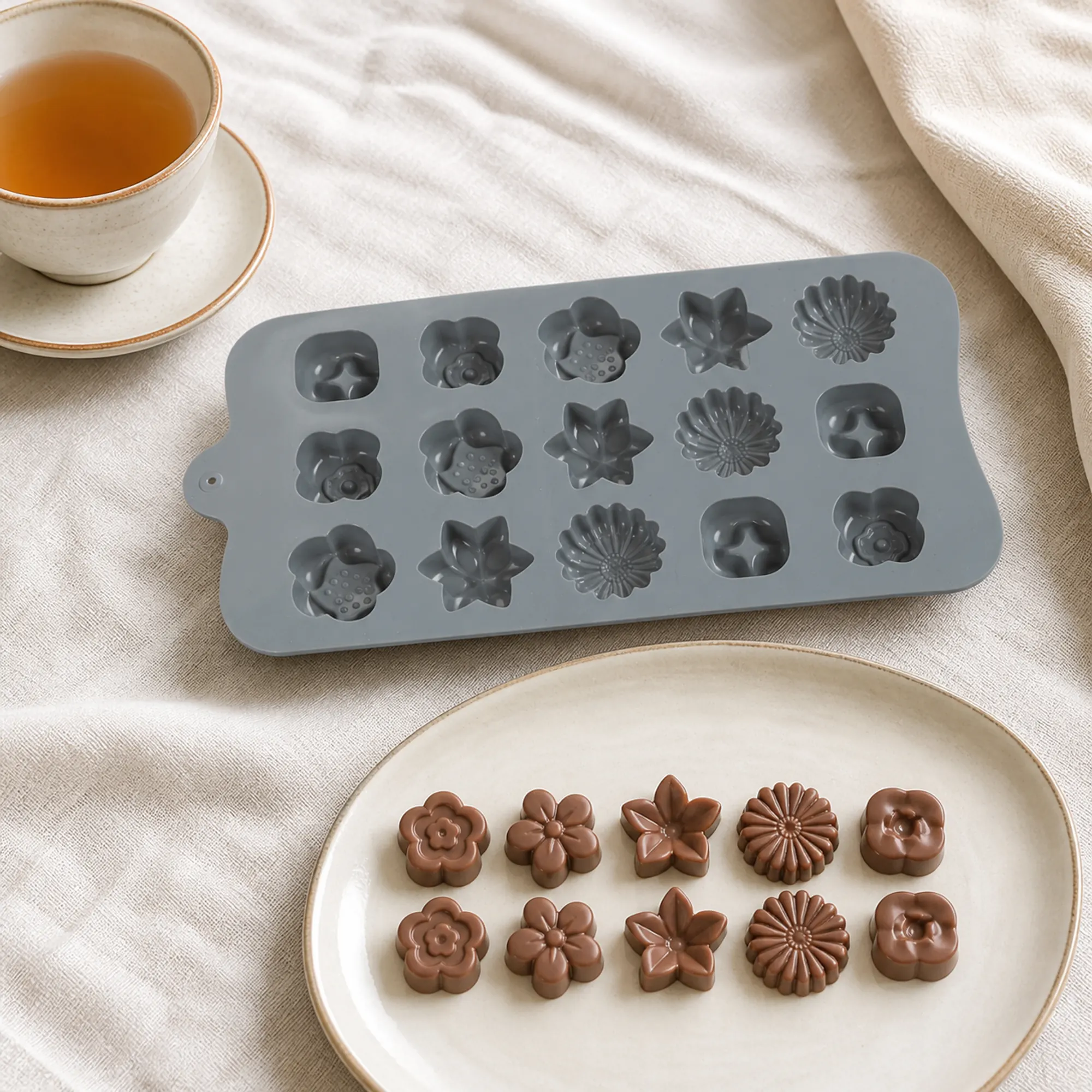 Diez chocolates con cinco diseños florales en mesa dulce