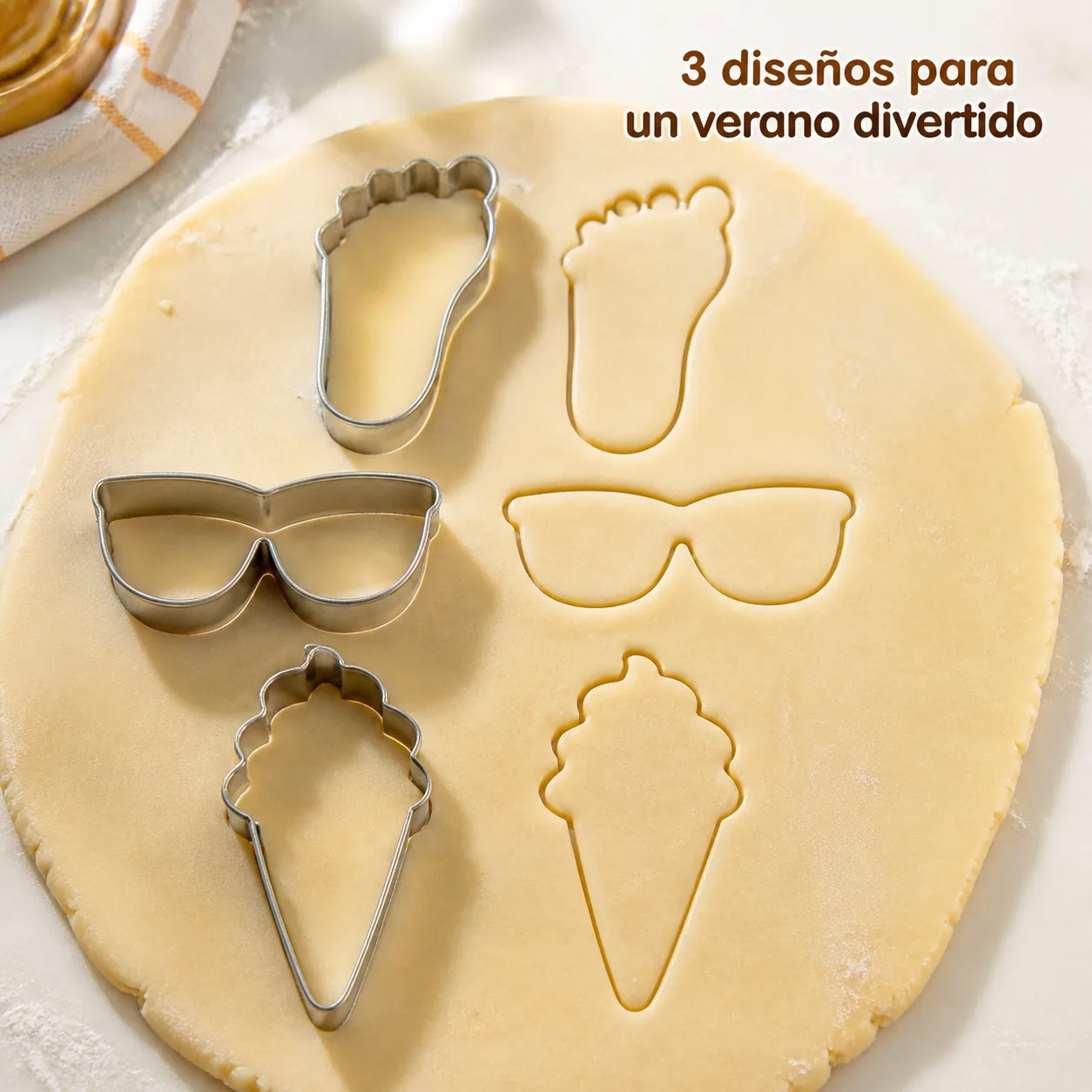 Tres cortadores de verano aplicados sobre masa de galletas
