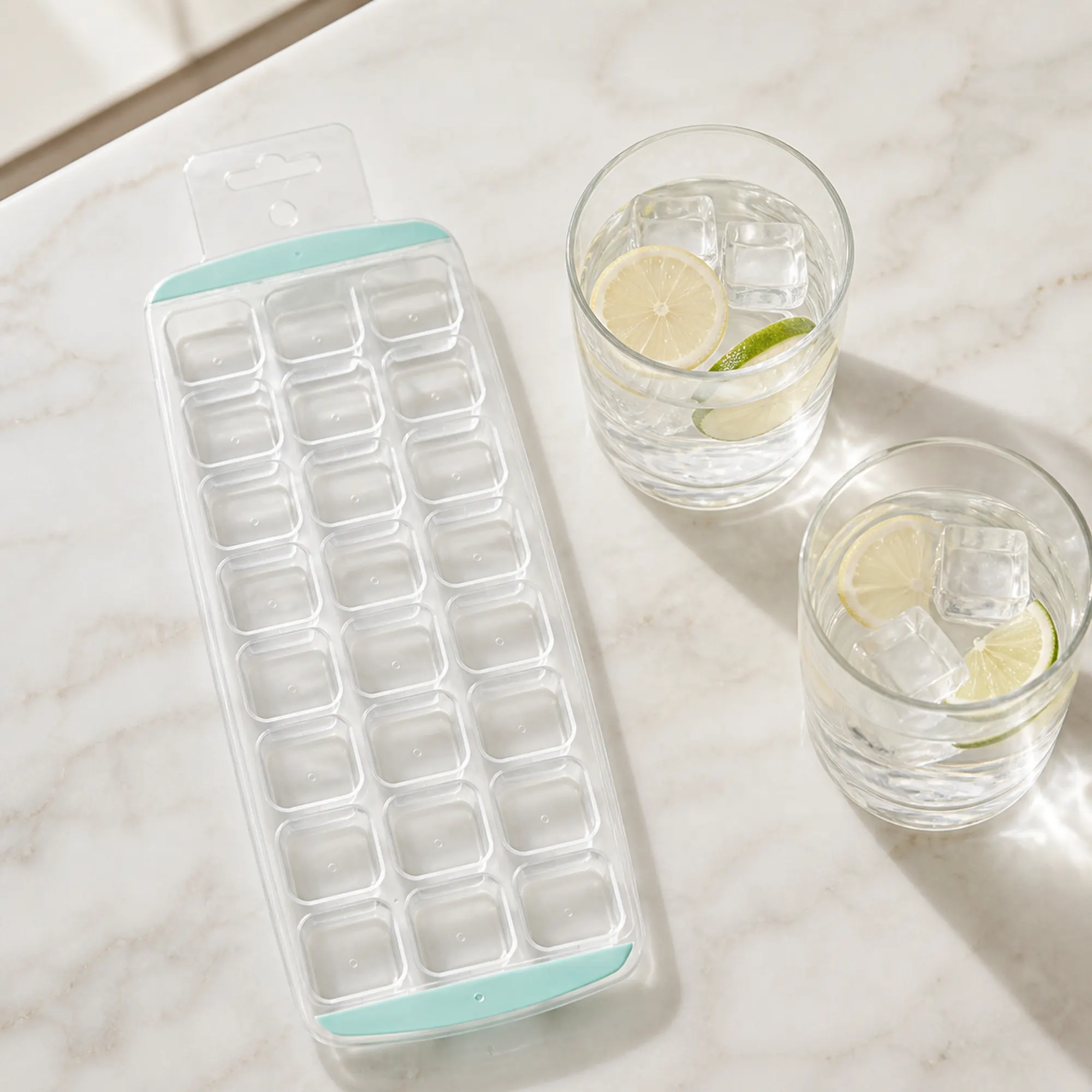 Cubos de hielo cuadrados servidos en bebidas