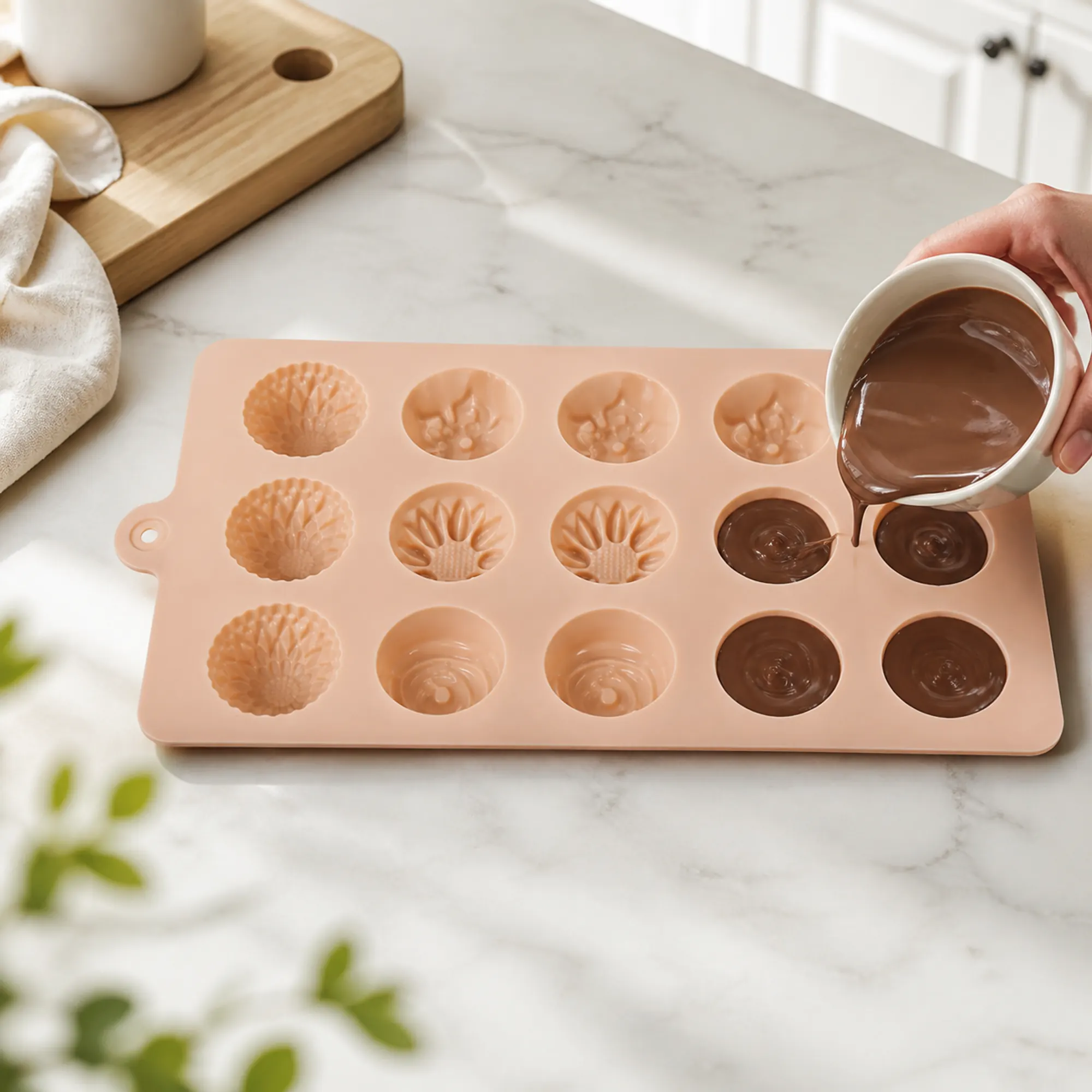 Molde floral de 15 cavidades siendo llenado con chocolate