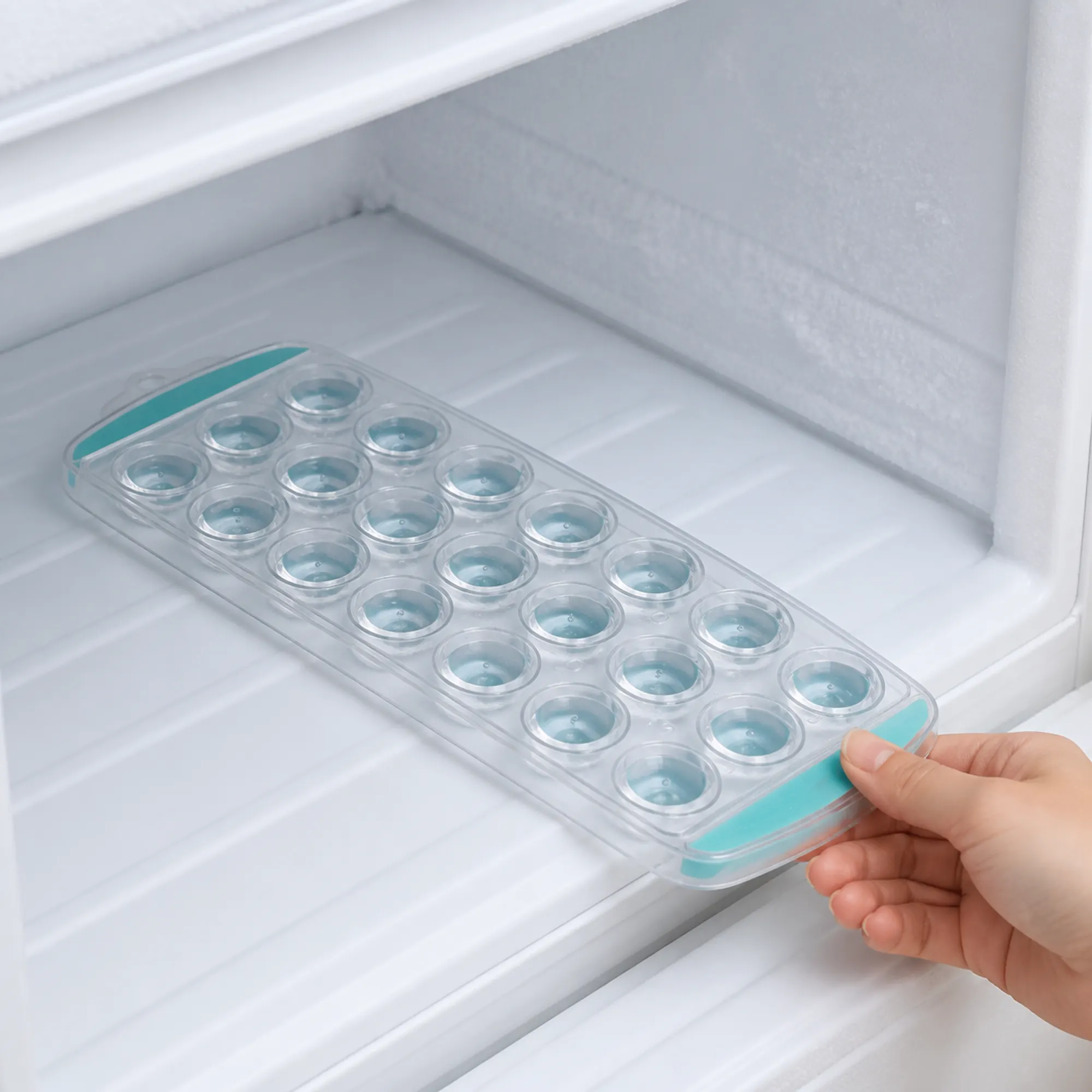 Molde plástico colocado de forma nivelada en congelador