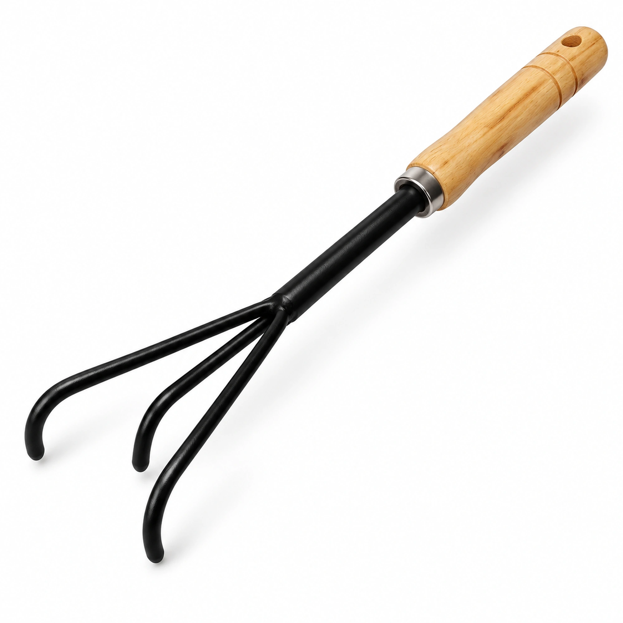 Cultivador manual negro de tres púas con mango de madera sobre fondo blanco.