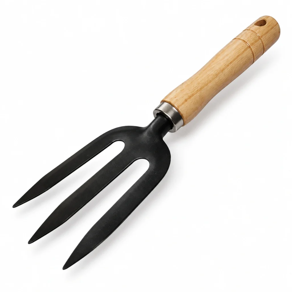 Tenedor manual negro de tres púas con mango de madera sobre fondo blanco.