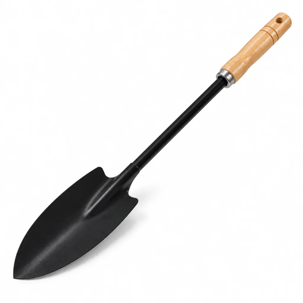 Pala manual larga negra con mango de madera sobre fondo blanco.