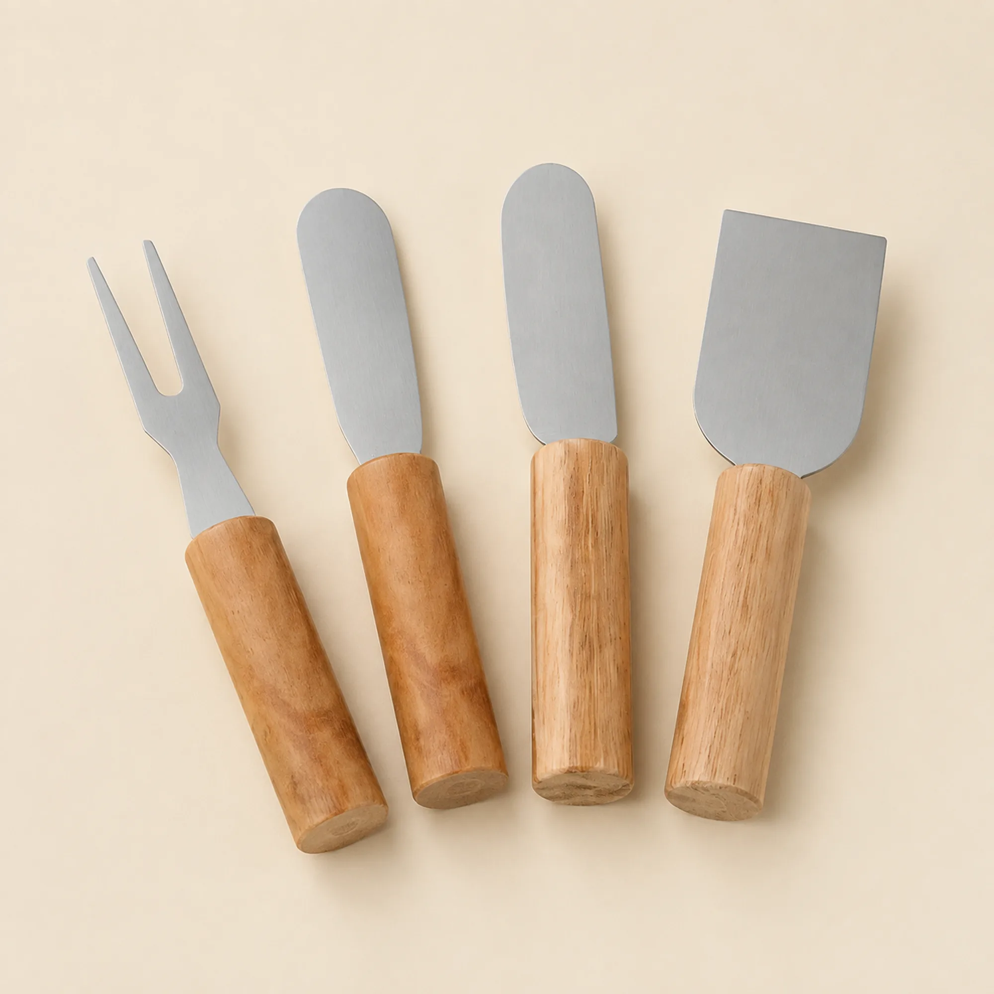Detalle de cuatro utensilios diferentes de acero inoxidable con mangos de madera