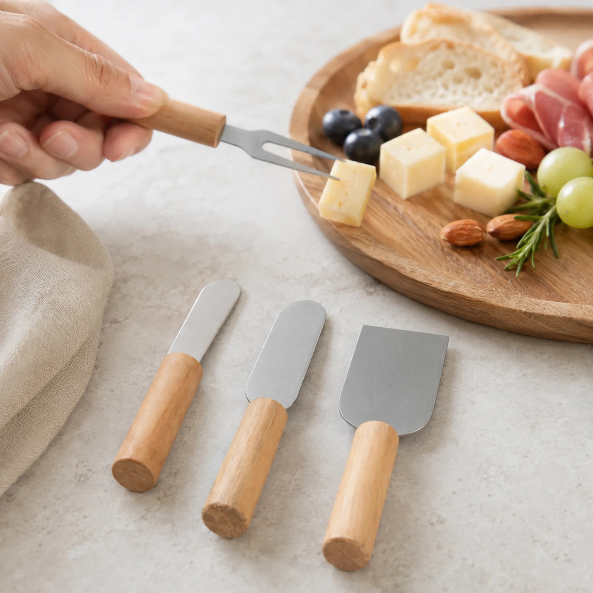 Tenedor pequeño de dos puntas tomando un cubo de queso